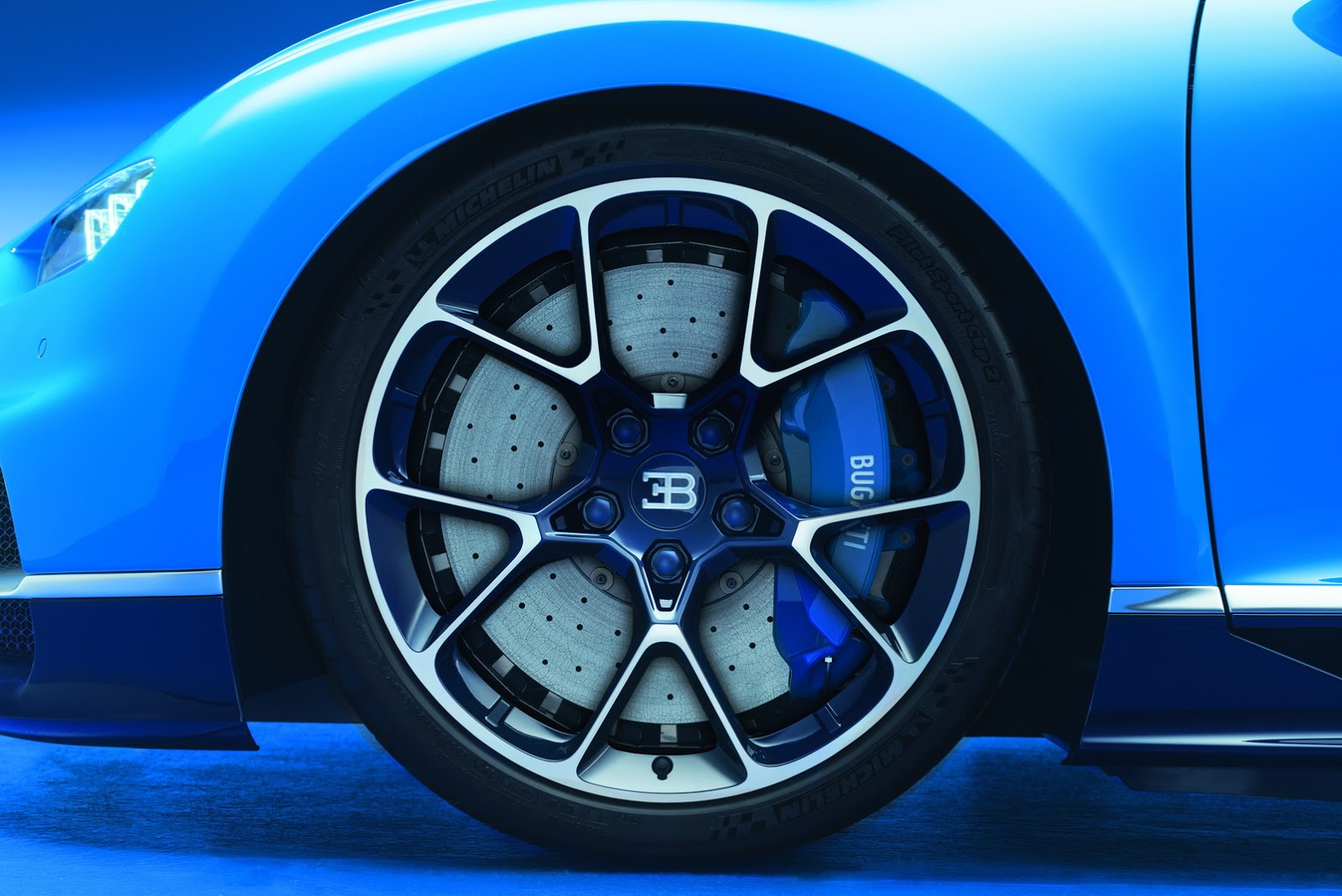 Bugatti Chiron knalt met 1500 pk, 1600 Nm en een topsnelheid van 420 km/u naar de Autosalon van Genve. Een nieuwe supercar is geboren...