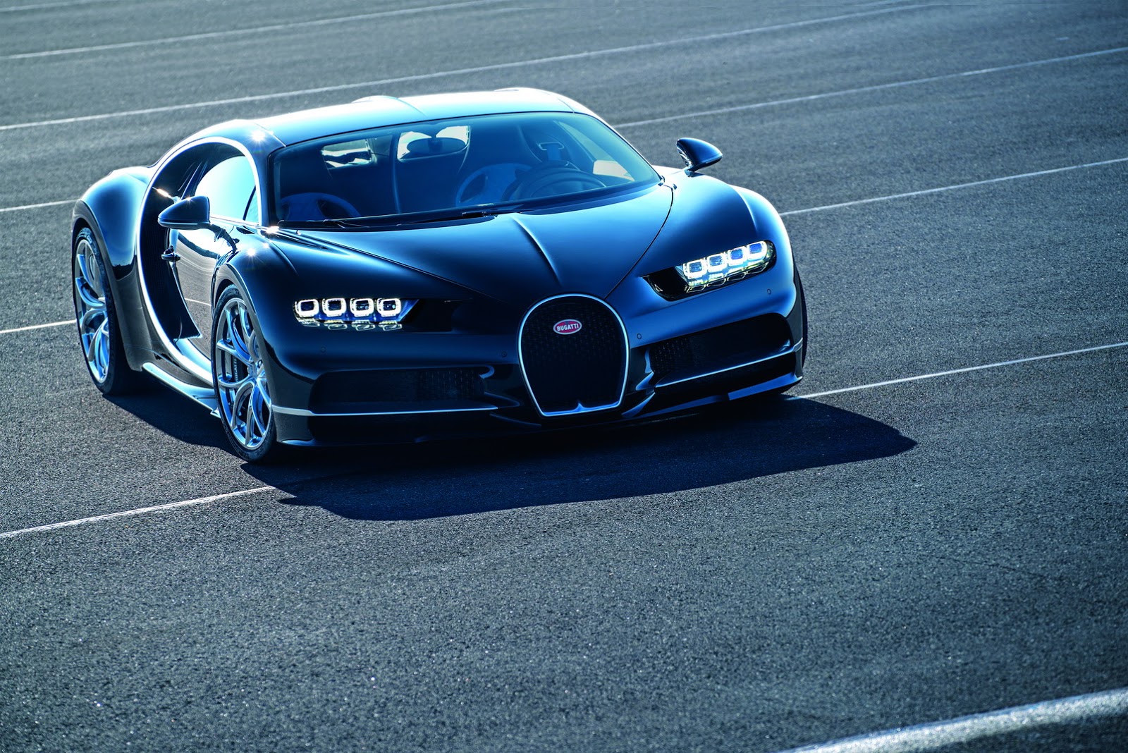 Bugatti Chiron knalt met 1500 pk, 1600 Nm en een topsnelheid van 420 km/u naar de Autosalon van Genve. Een nieuwe supercar is geboren...
