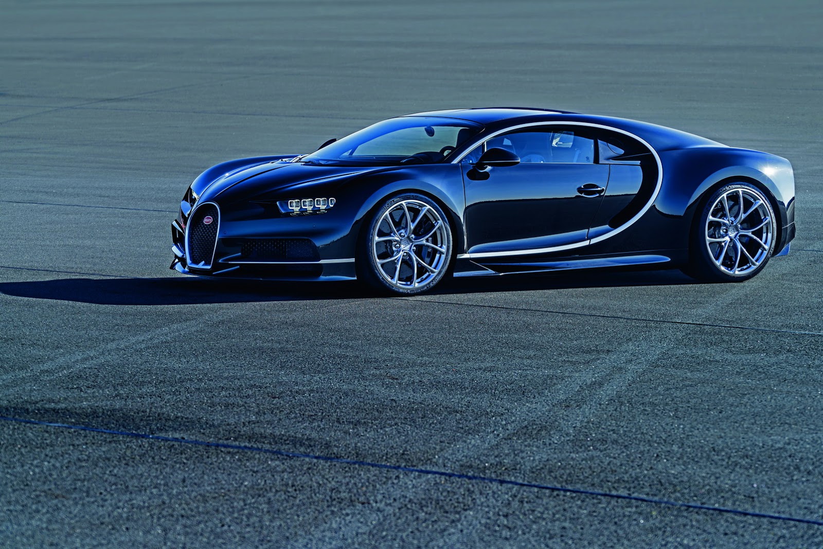 Bugatti Chiron knalt met 1500 pk, 1600 Nm en een topsnelheid van 420 km/u naar de Autosalon van Genve. Een nieuwe supercar is geboren...