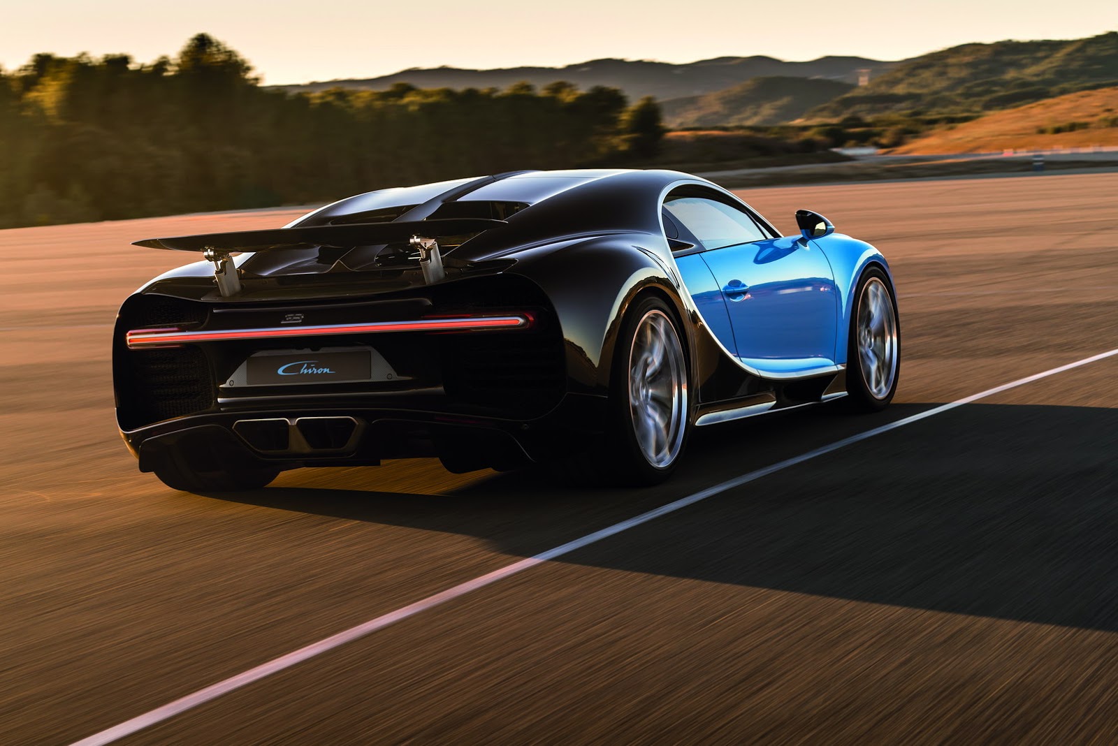 Bugatti Chiron knalt met 1500 pk, 1600 Nm en een topsnelheid van 420 km/u naar de Autosalon van Genve. Een nieuwe supercar is geboren...