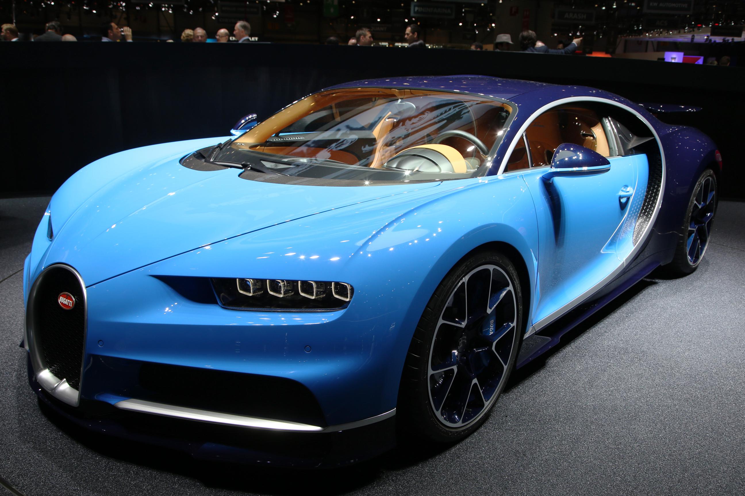 Bugatti Chiron knalt met 1500 pk, 1600 Nm en een topsnelheid van 420 km/u naar de Autosalon van Genve. Een nieuwe supercar is geboren...