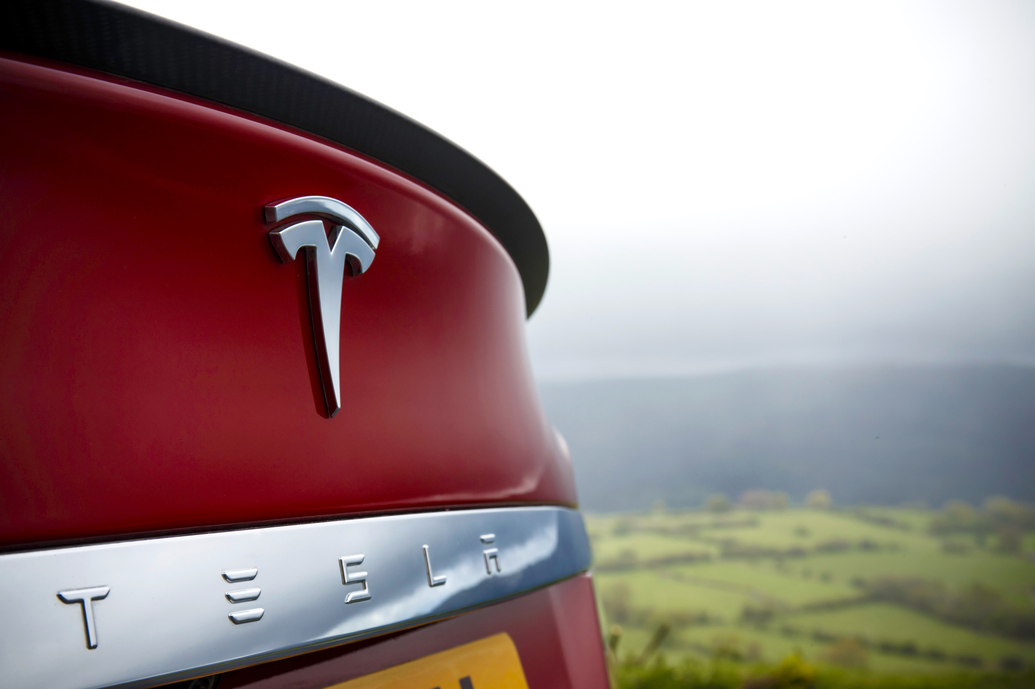 De toekomst van Tesla schuilt in Masterplan II. Elon Musk maakt bekend dat Tesla ook elektrische bussen en vrachtwagens gaat ontwikkelen, net als zonnepanelen op het dak van een elektrische auto.
