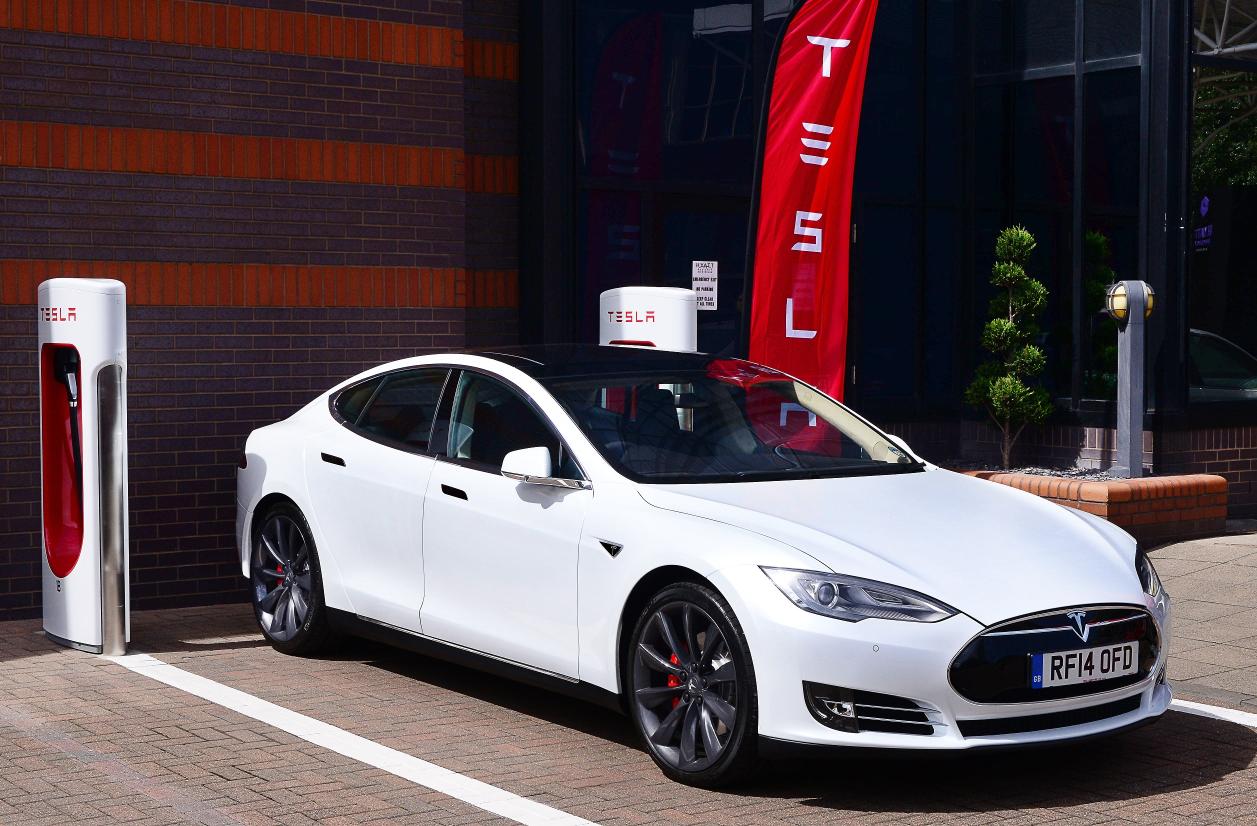 De toekomst van Tesla schuilt in Masterplan II. Elon Musk maakt bekend dat Tesla ook elektrische bussen en vrachtwagens gaat ontwikkelen, net als zonnepanelen op het dak van een elektrische auto.