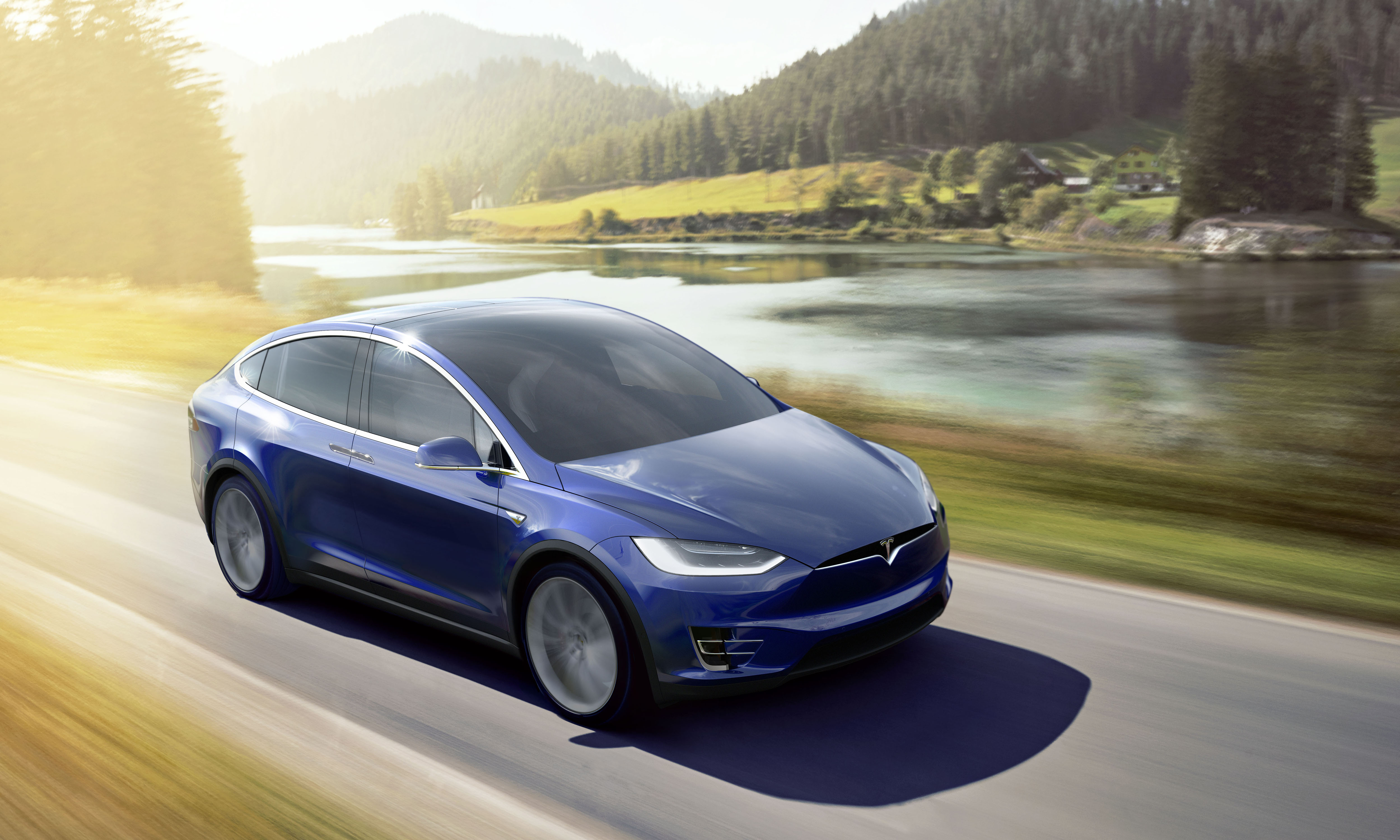 De toekomst van Tesla schuilt in Masterplan II. Elon Musk maakt bekend dat Tesla ook elektrische bussen en vrachtwagens gaat ontwikkelen, net als zonnepanelen op het dak van een elektrische auto.