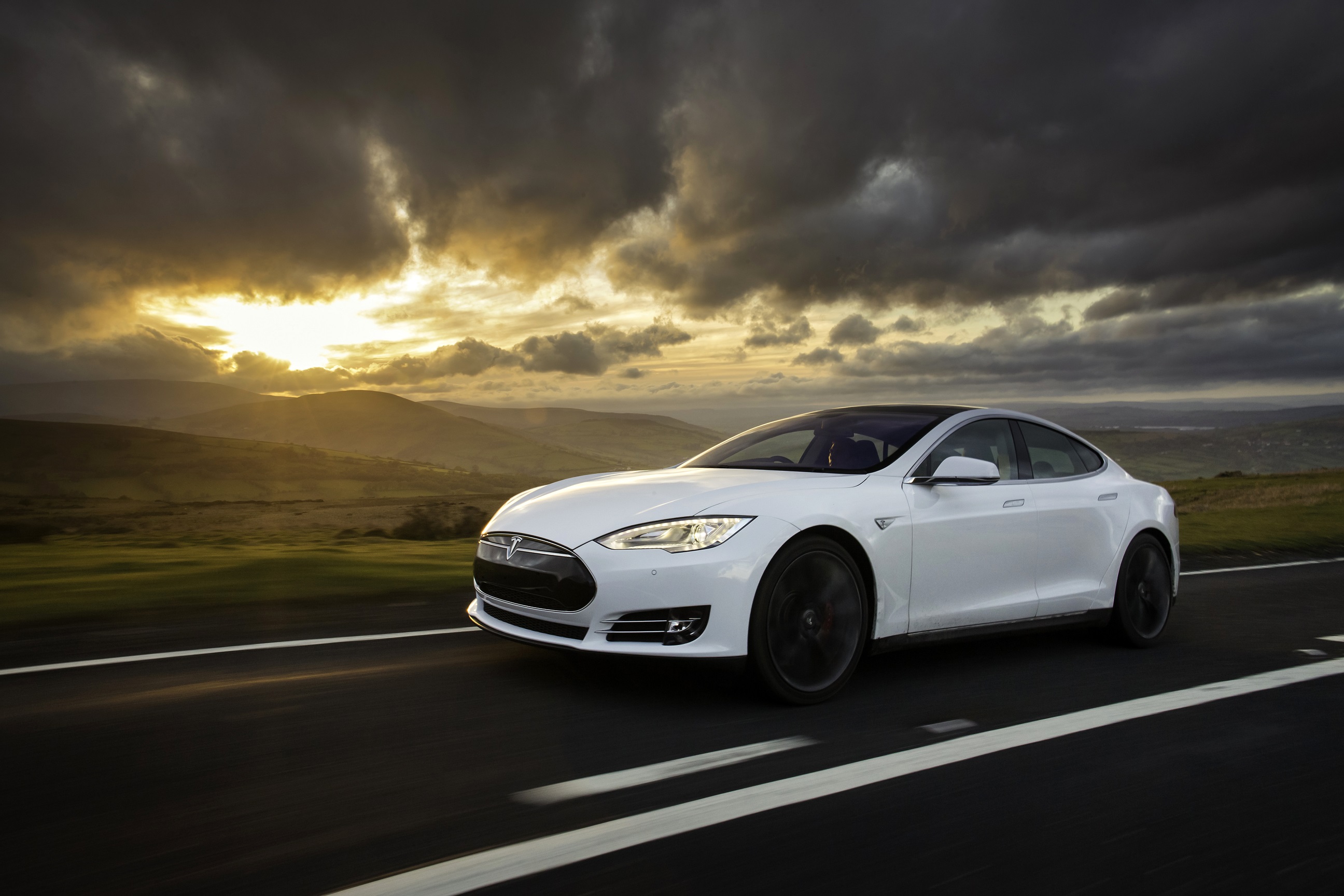 De toekomst van Tesla schuilt in Masterplan II. Elon Musk maakt bekend dat Tesla ook elektrische bussen en vrachtwagens gaat ontwikkelen, net als zonnepanelen op het dak van een elektrische auto.