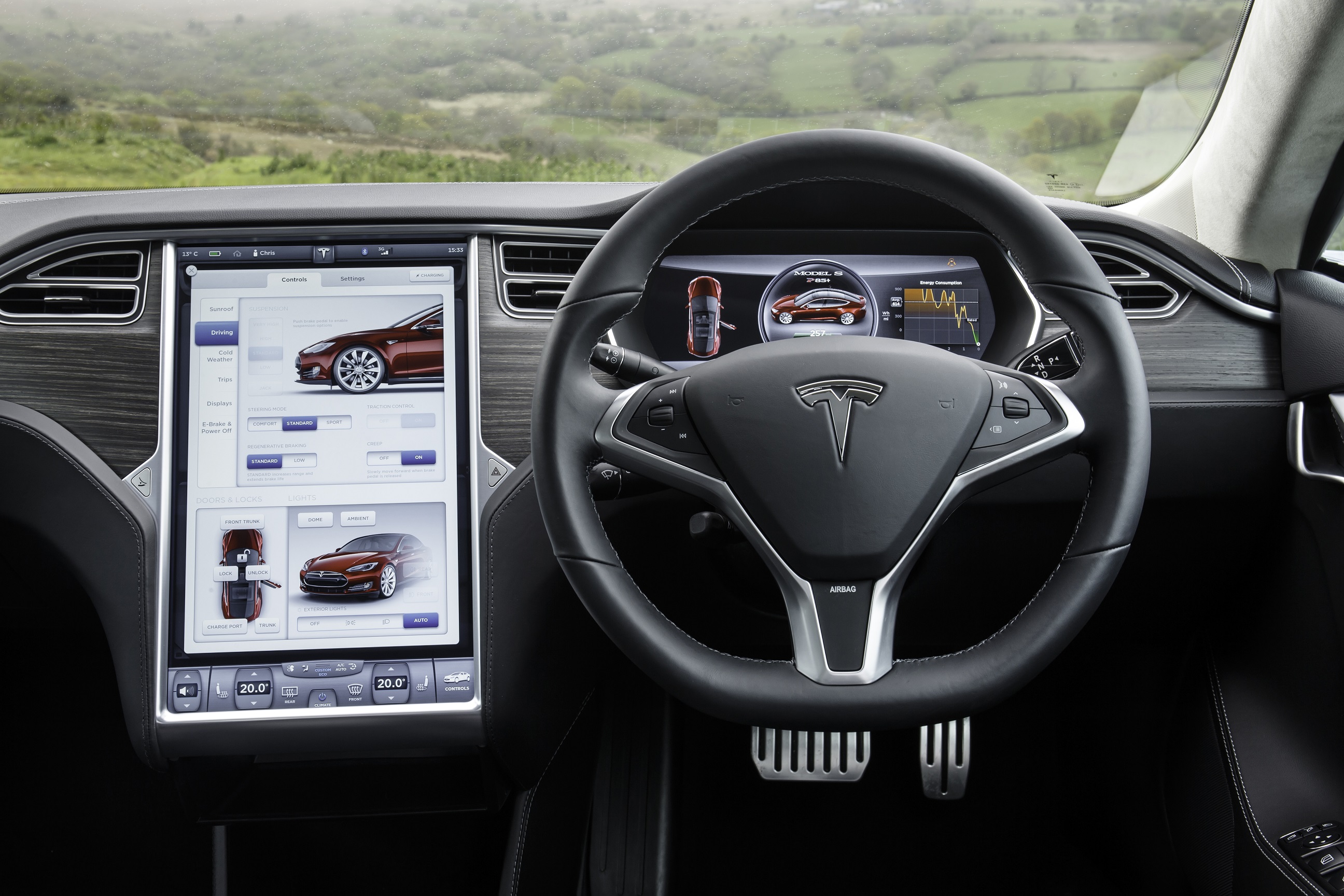 De toekomst van Tesla schuilt in Masterplan II. Elon Musk maakt bekend dat Tesla ook elektrische bussen en vrachtwagens gaat ontwikkelen, net als zonnepanelen op het dak van een elektrische auto.