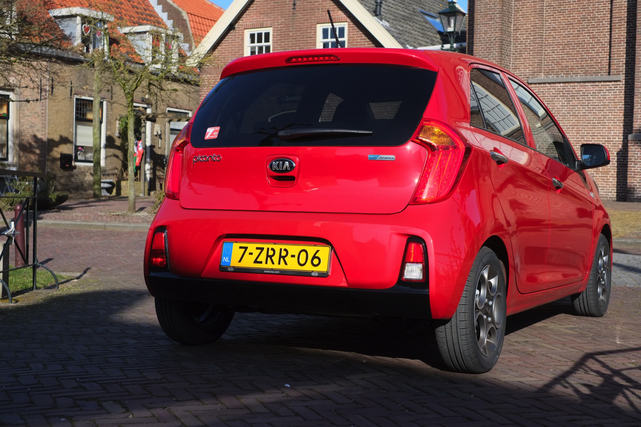 Ingrijpend kun je de facelift van de Picanto niet noemen. Wel brengt de update wat kleine aanpassingen, die hem net weer een beetje beter maken. Wij reden hem over de dijken rond Utrecht.