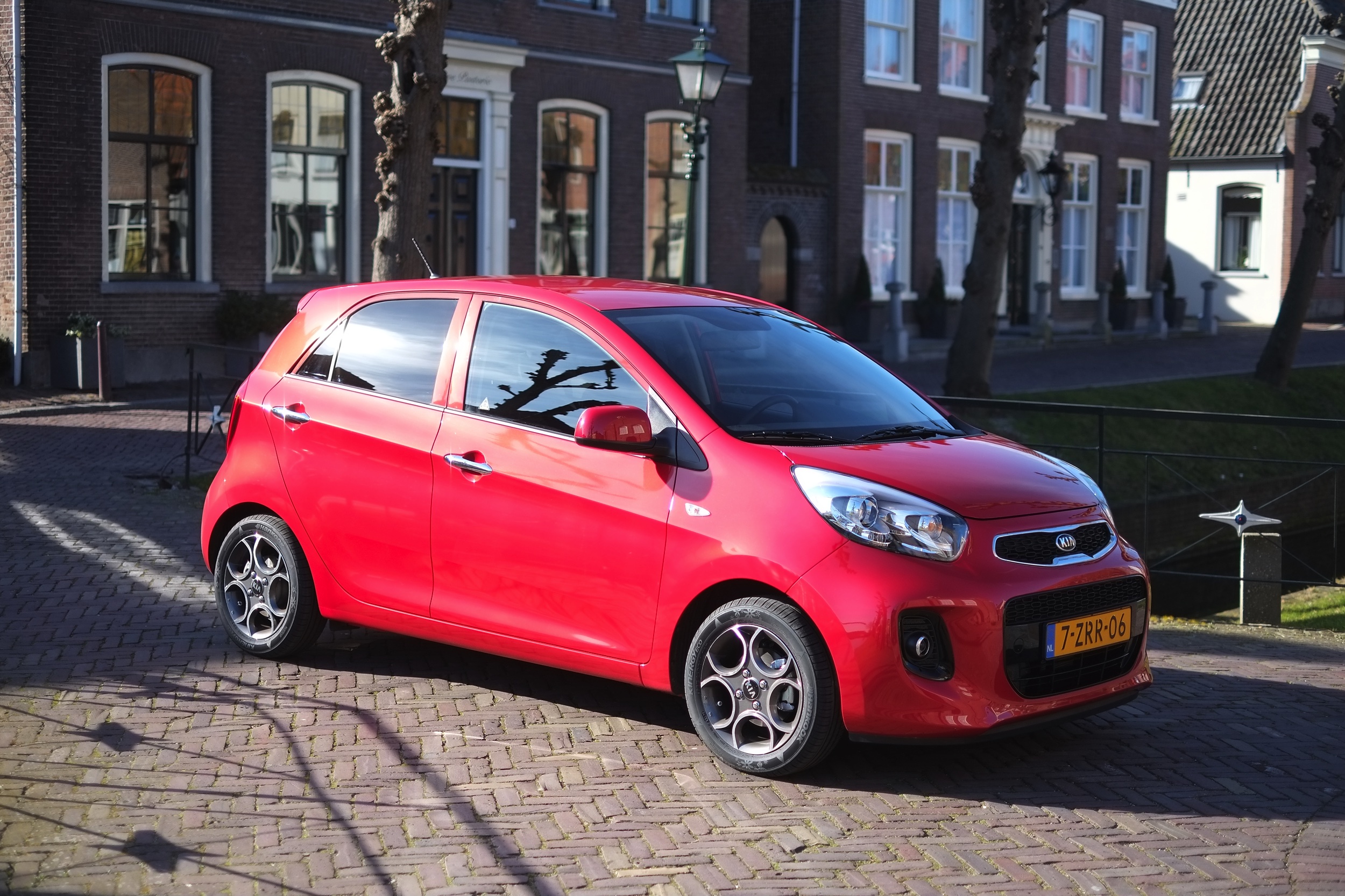 Ingrijpend kun je de facelift van de Picanto niet noemen. Wel brengt de update wat kleine aanpassingen, die hem net weer een beetje beter maken. Wij reden hem over de dijken rond Utrecht.