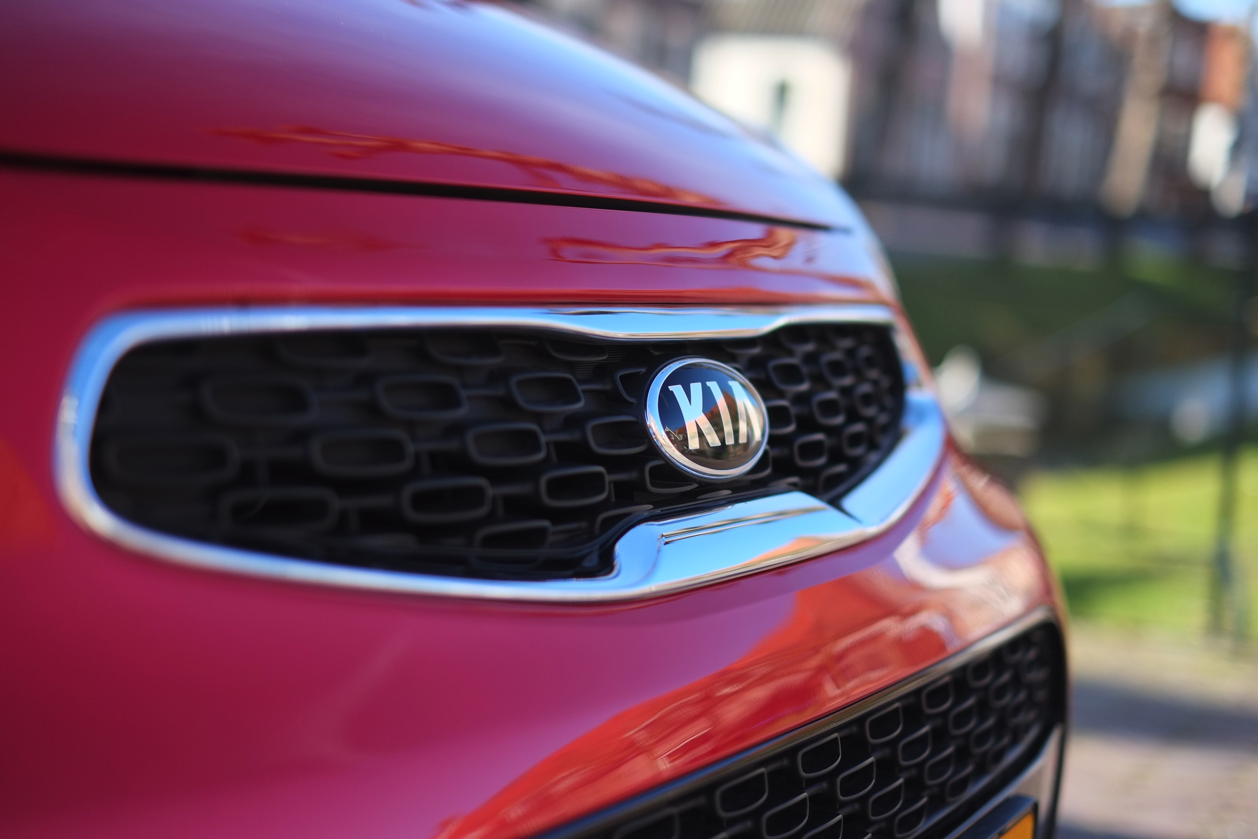 Ingrijpend kun je de facelift van de Picanto niet noemen. Wel brengt de update wat kleine aanpassingen, die hem net weer een beetje beter maken. Wij reden hem over de dijken rond Utrecht.