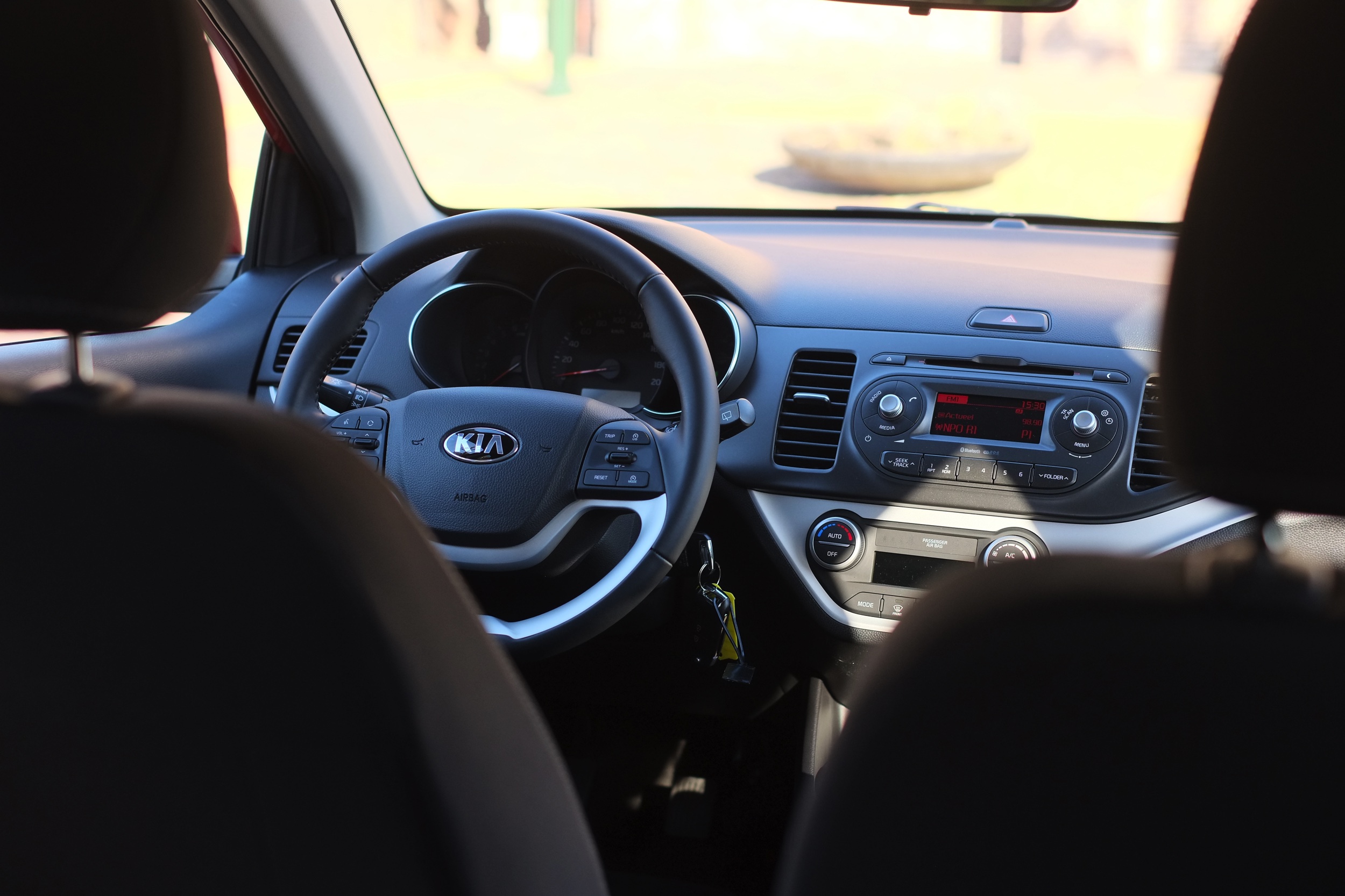 Ingrijpend kun je de facelift van de Picanto niet noemen. Wel brengt de update wat kleine aanpassingen, die hem net weer een beetje beter maken. Wij reden hem over de dijken rond Utrecht.