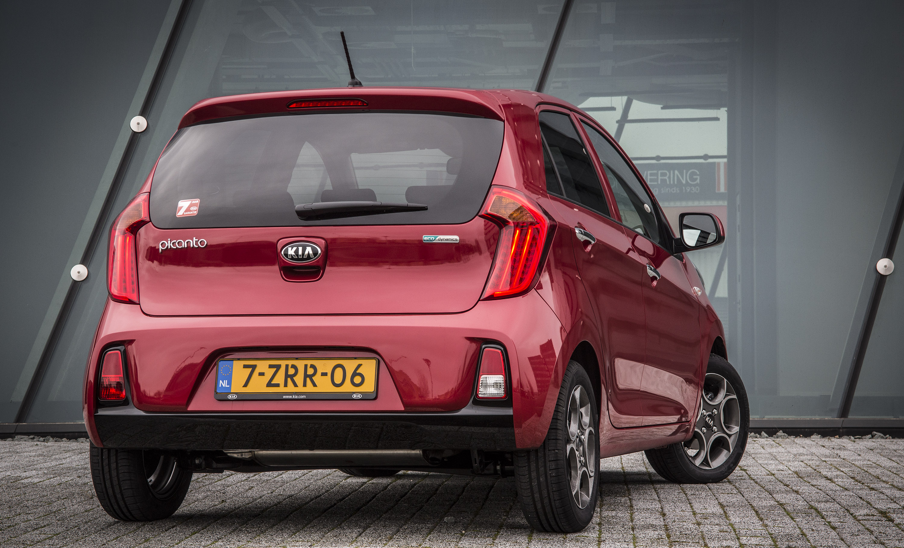 Ingrijpend kun je de facelift van de Picanto niet noemen. Wel brengt de update wat kleine aanpassingen, die hem net weer een beetje beter maken. Wij reden hem over de dijken rond Utrecht.