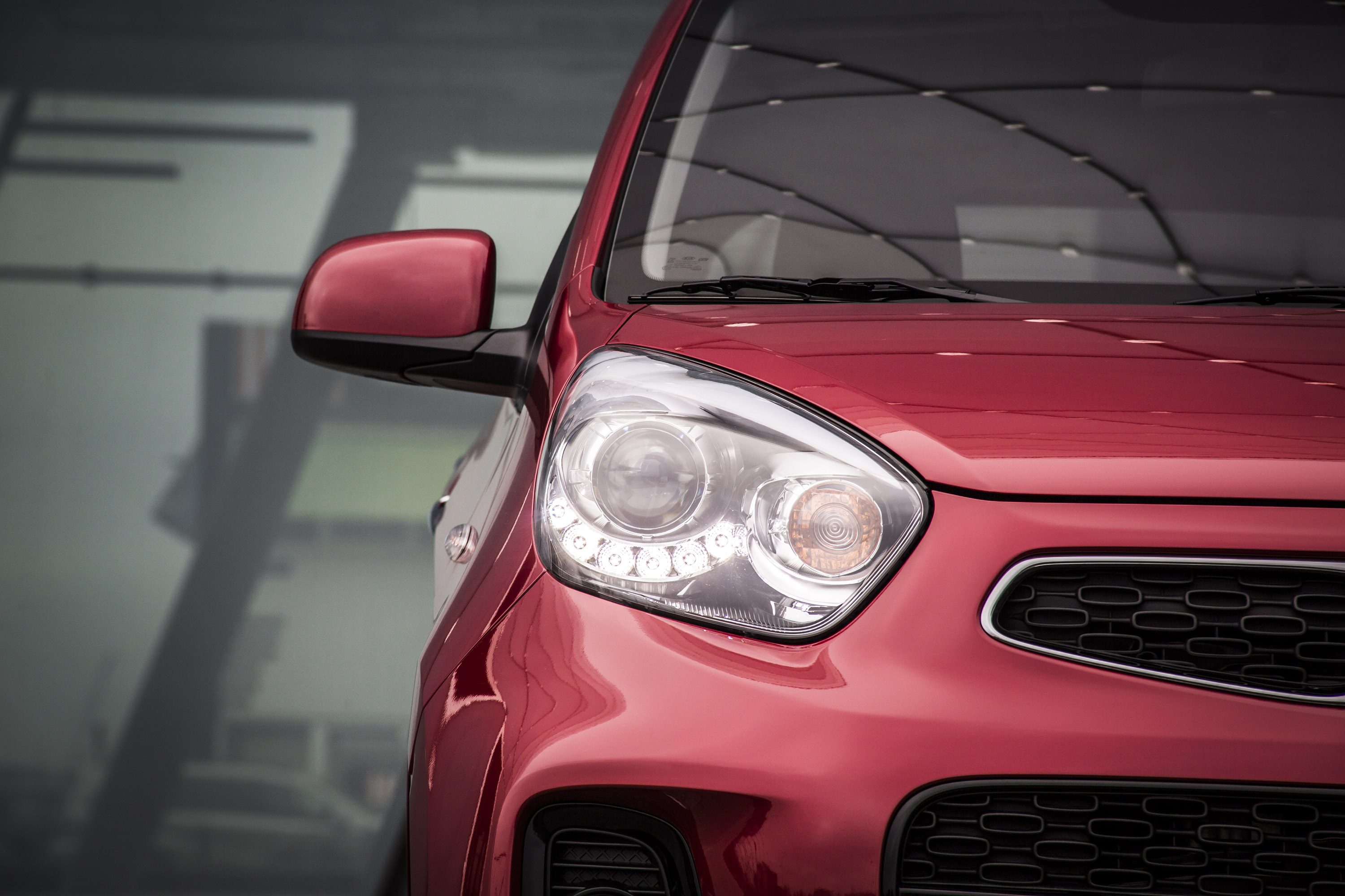 Ingrijpend kun je de facelift van de Picanto niet noemen. Wel brengt de update wat kleine aanpassingen, die hem net weer een beetje beter maken. Wij reden hem over de dijken rond Utrecht.
