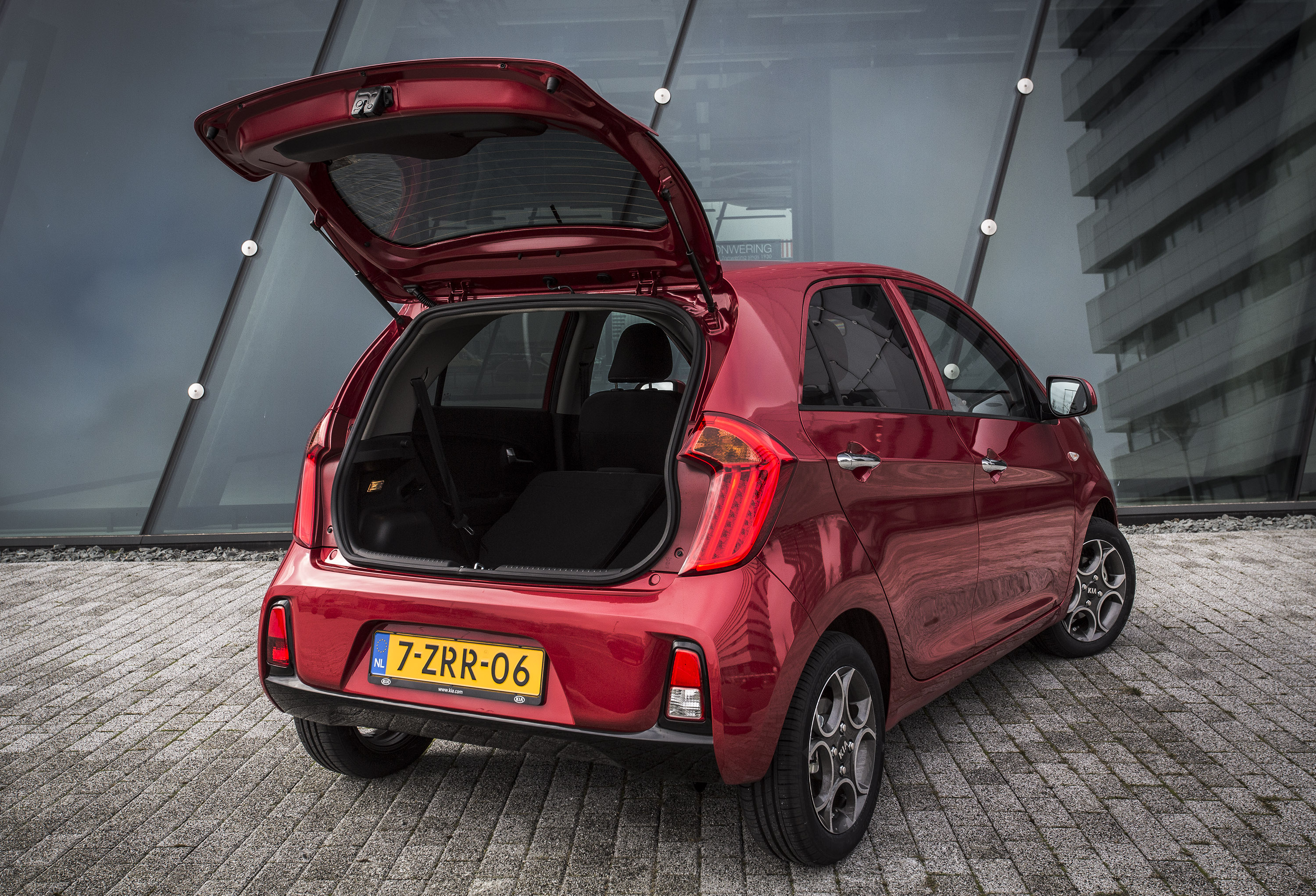 Ingrijpend kun je de facelift van de Picanto niet noemen. Wel brengt de update wat kleine aanpassingen, die hem net weer een beetje beter maken. Wij reden hem over de dijken rond Utrecht.