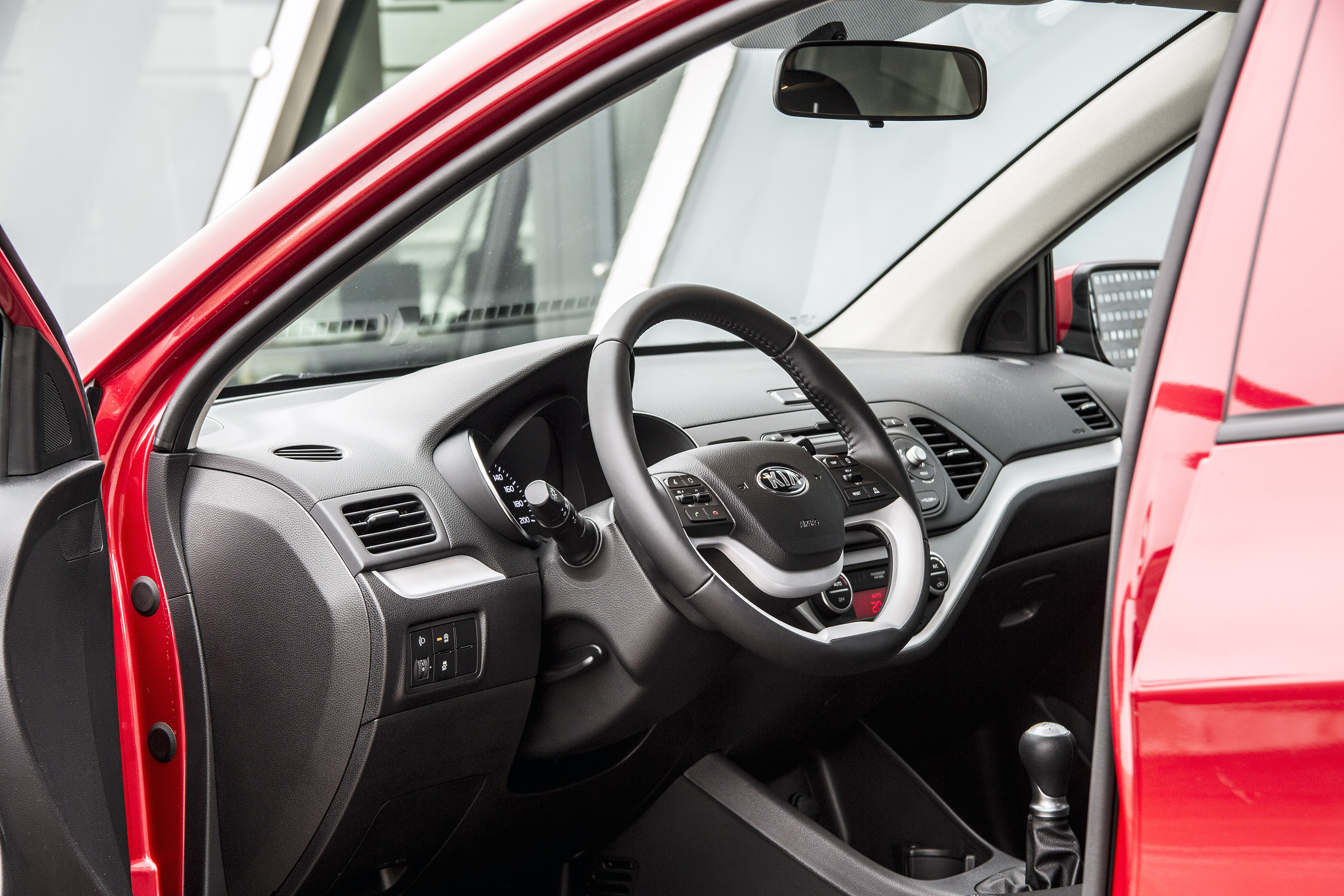 Ingrijpend kun je de facelift van de Picanto niet noemen. Wel brengt de update wat kleine aanpassingen, die hem net weer een beetje beter maken. Wij reden hem over de dijken rond Utrecht.