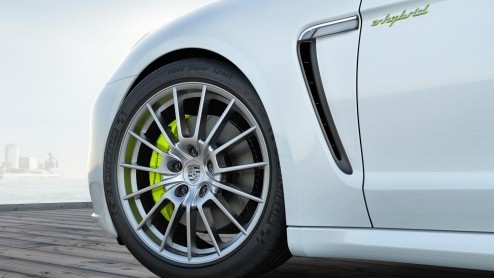Michelin met Selfseal technologie is een zelfreparerende band en komt in 2015 op de markt voor personenwagens en lichte bedrijfswagens.