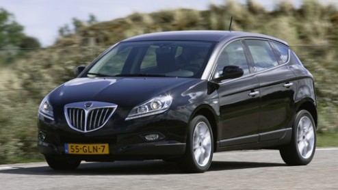 Lancia neemt een stap terug. De ambitie om het merk opnieuw te introduceren in Engeland is uitgesteld. Het Fiat concern acht de tijd nu niet rijp om dit stijlvolle Italiaanse merk in Groot-Britannie o