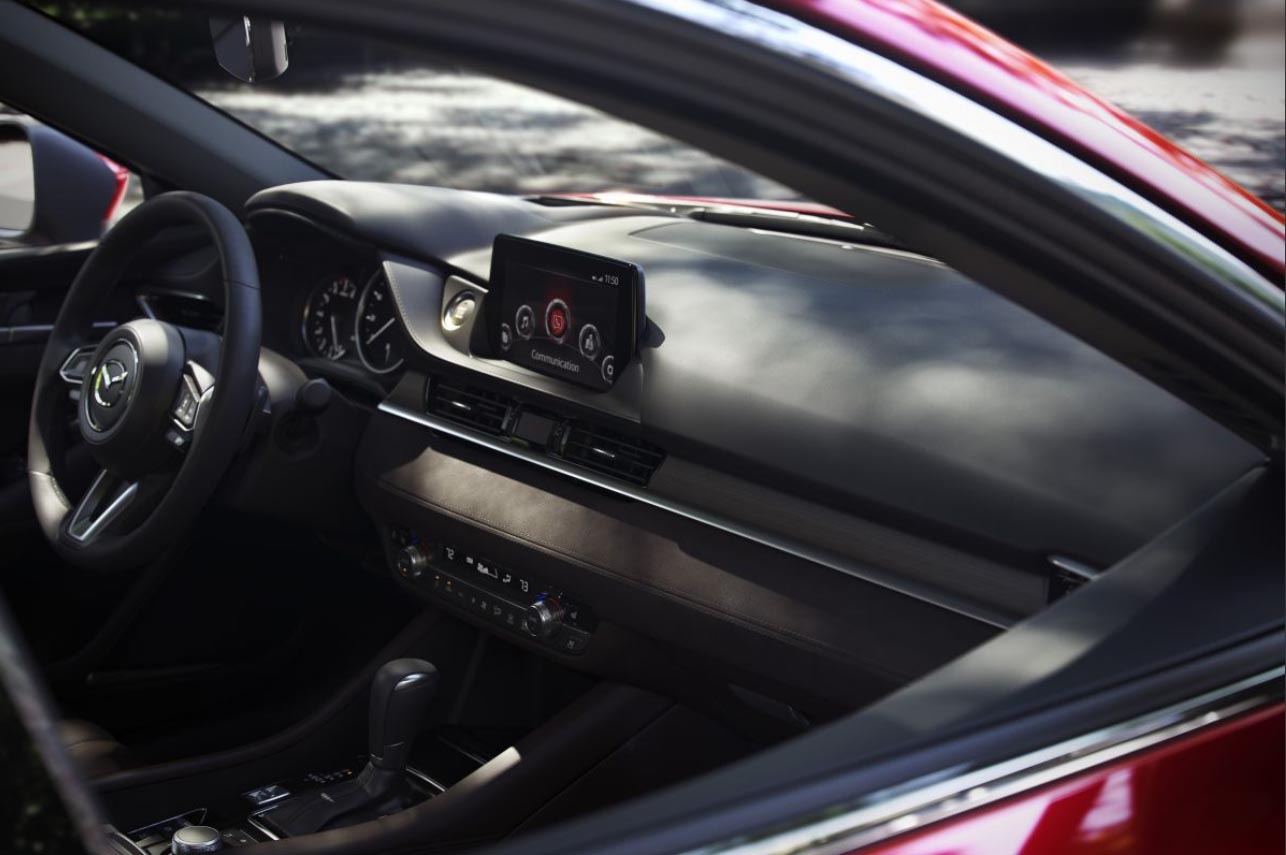 Mazda voert op de 6 diverse detailverbeteringen door.