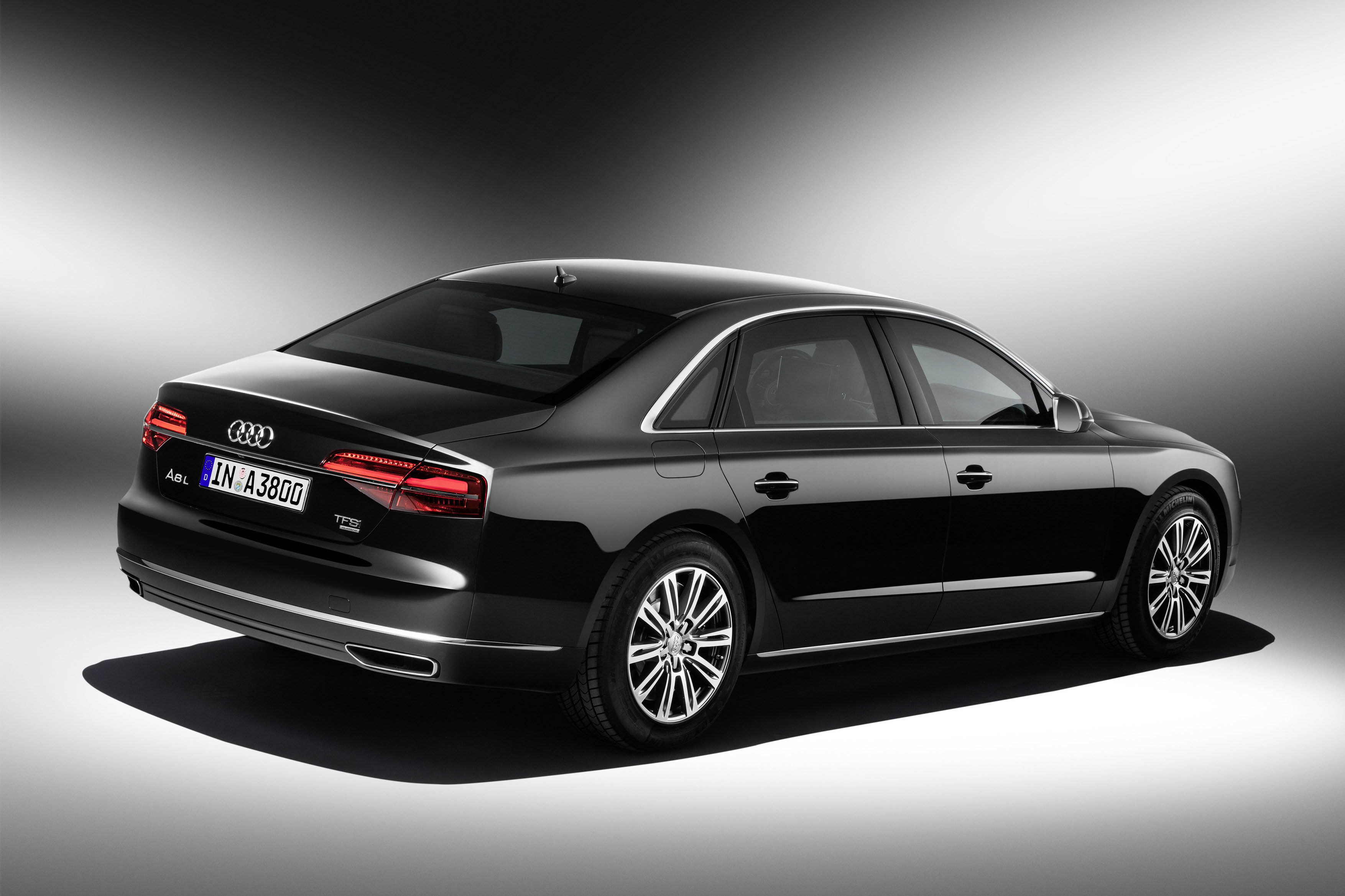 De Audi A8 voldoet als A8 L Security nu aan de VR 9 norm voor bepantsering en is daarmee een zwaar beveiligde limousine voor belangrijke mensen zoals politici en hoogwaardigheidsbekleders