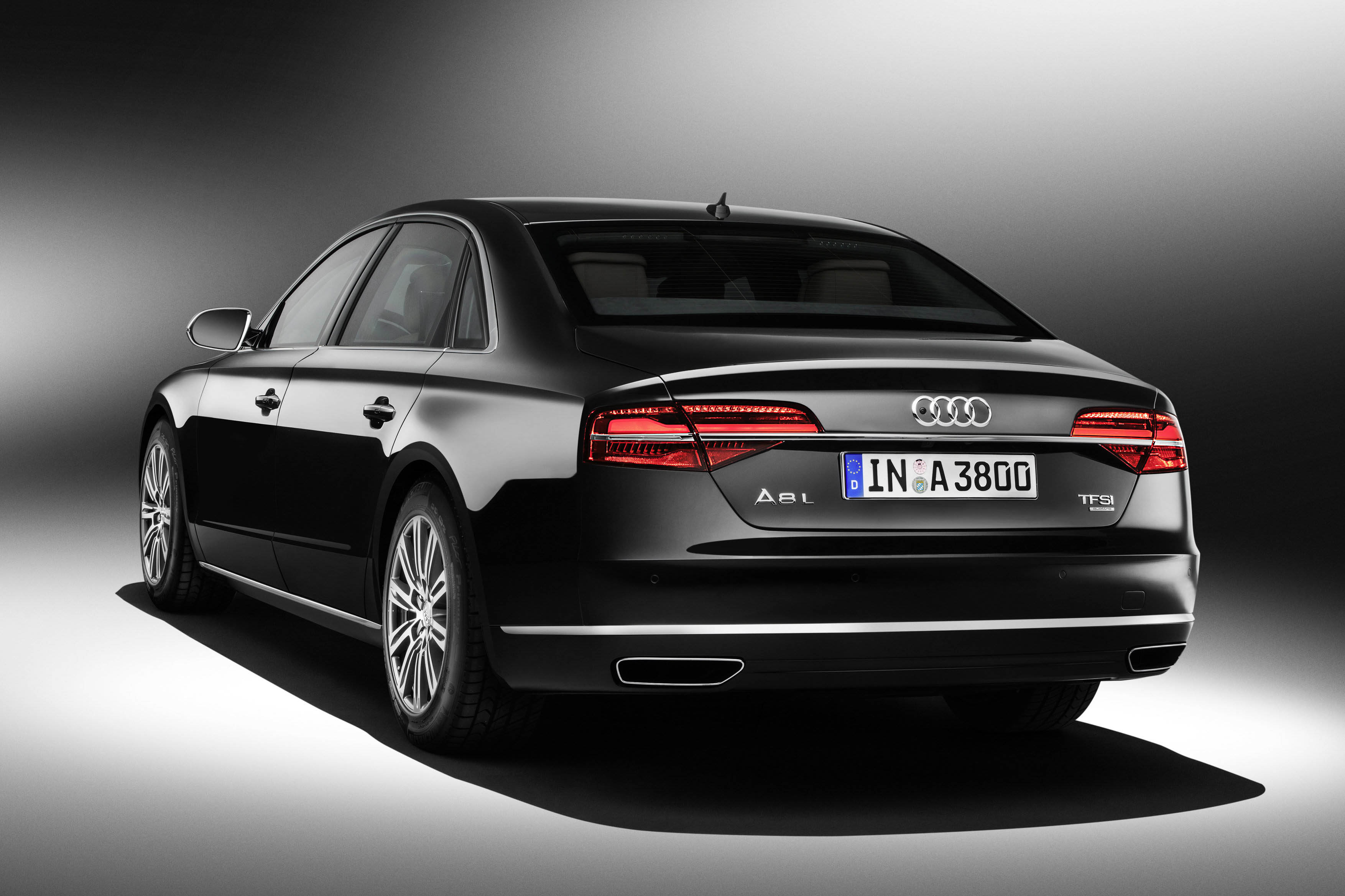 De Audi A8 voldoet als A8 L Security nu aan de VR 9 norm voor bepantsering en is daarmee een zwaar beveiligde limousine voor belangrijke mensen zoals politici en hoogwaardigheidsbekleders
