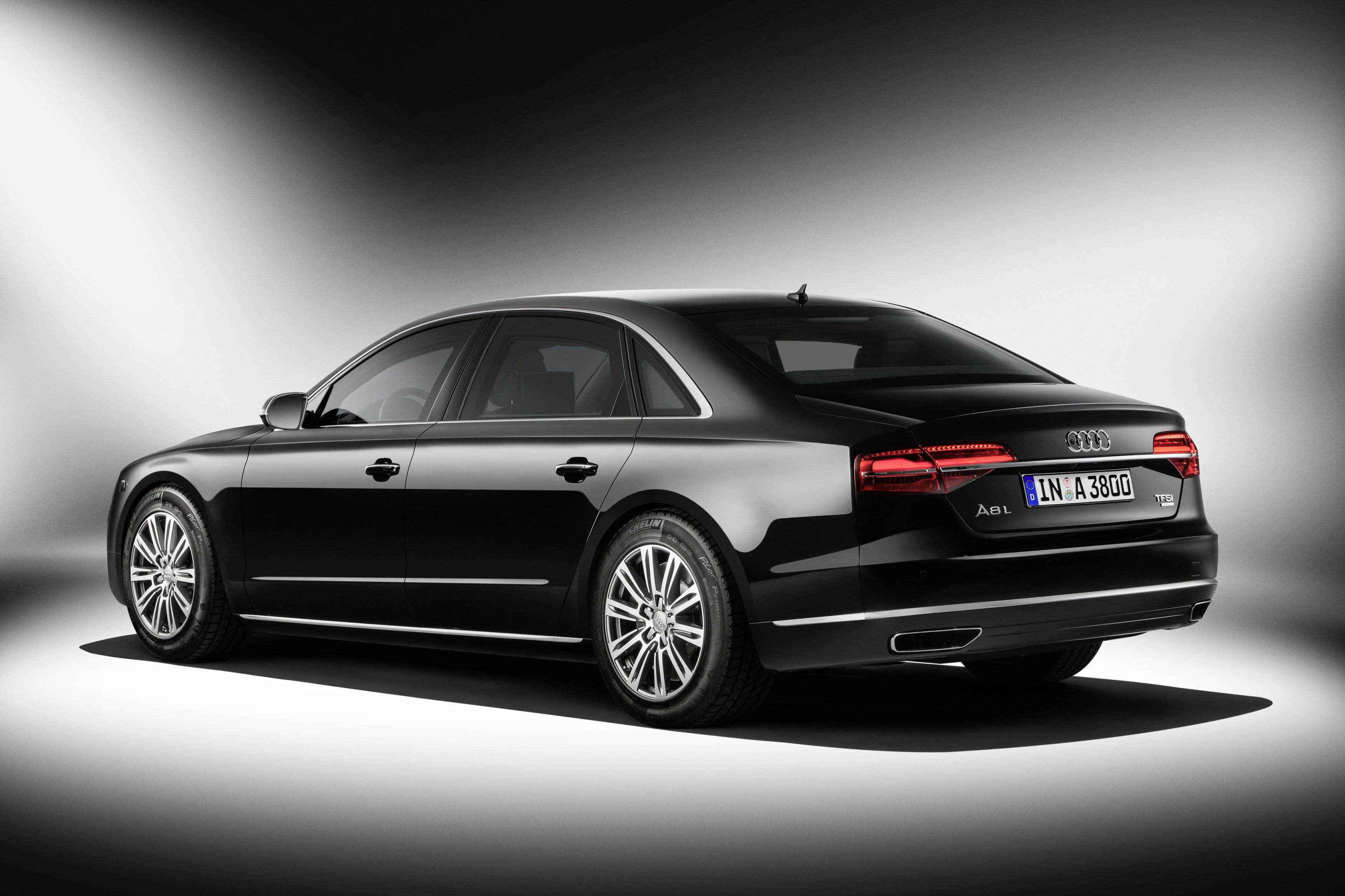 De Audi A8 voldoet als A8 L Security nu aan de VR 9 norm voor bepantsering en is daarmee een zwaar beveiligde limousine voor belangrijke mensen zoals politici en hoogwaardigheidsbekleders