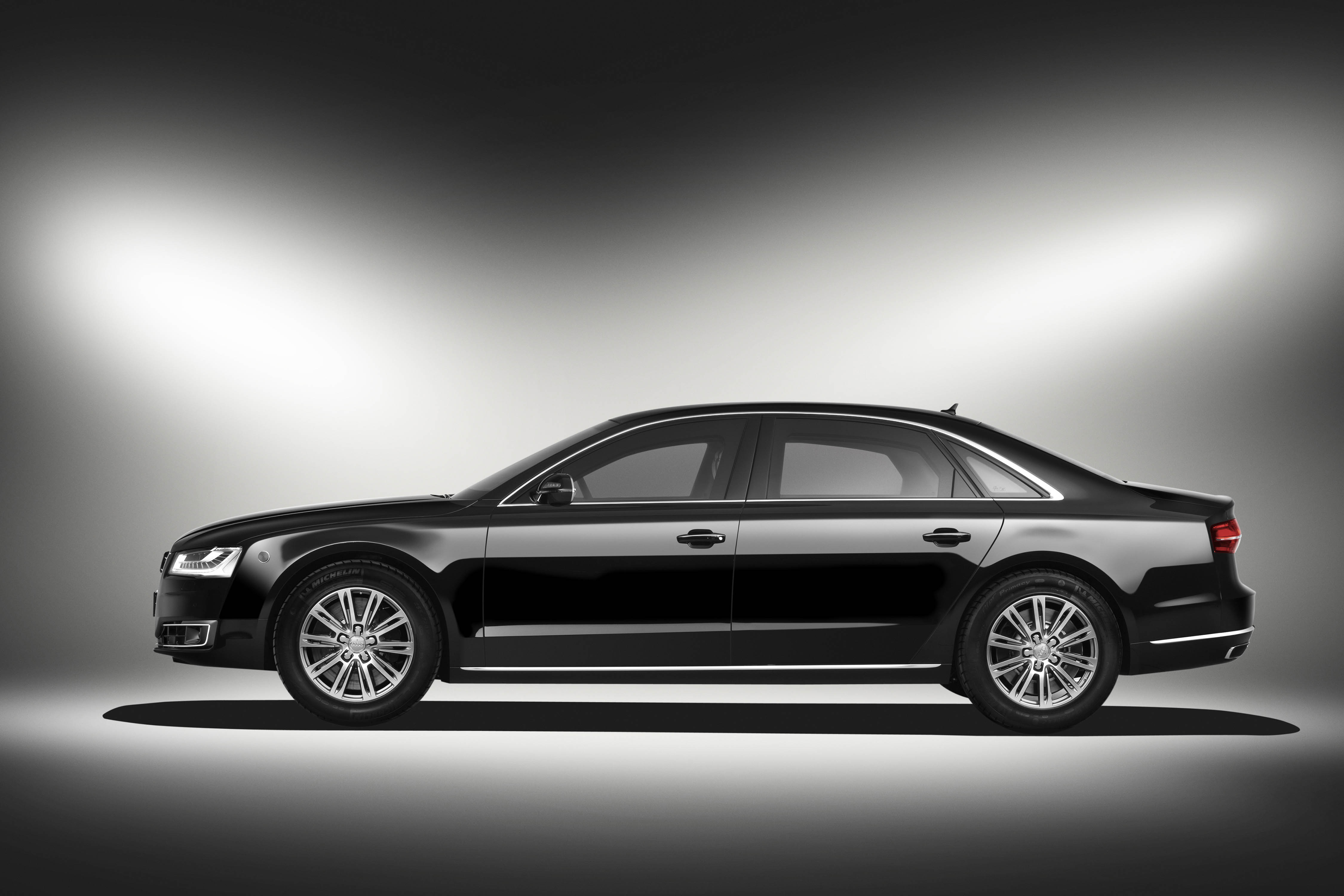De Audi A8 voldoet als A8 L Security nu aan de VR 9 norm voor bepantsering en is daarmee een zwaar beveiligde limousine voor belangrijke mensen zoals politici en hoogwaardigheidsbekleders