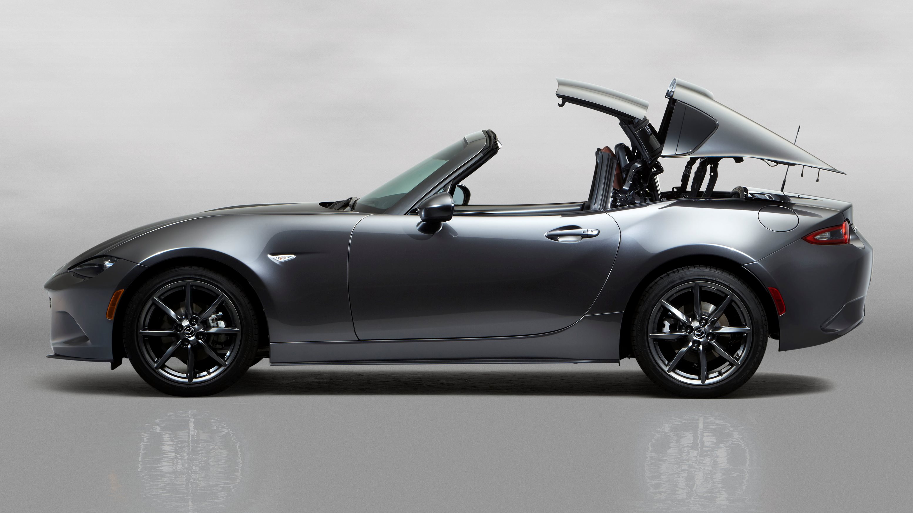 Mazda geeft de MX-5 Roadster Coupe een opvolger in de vorm van de MX-5 RF met fastback design.