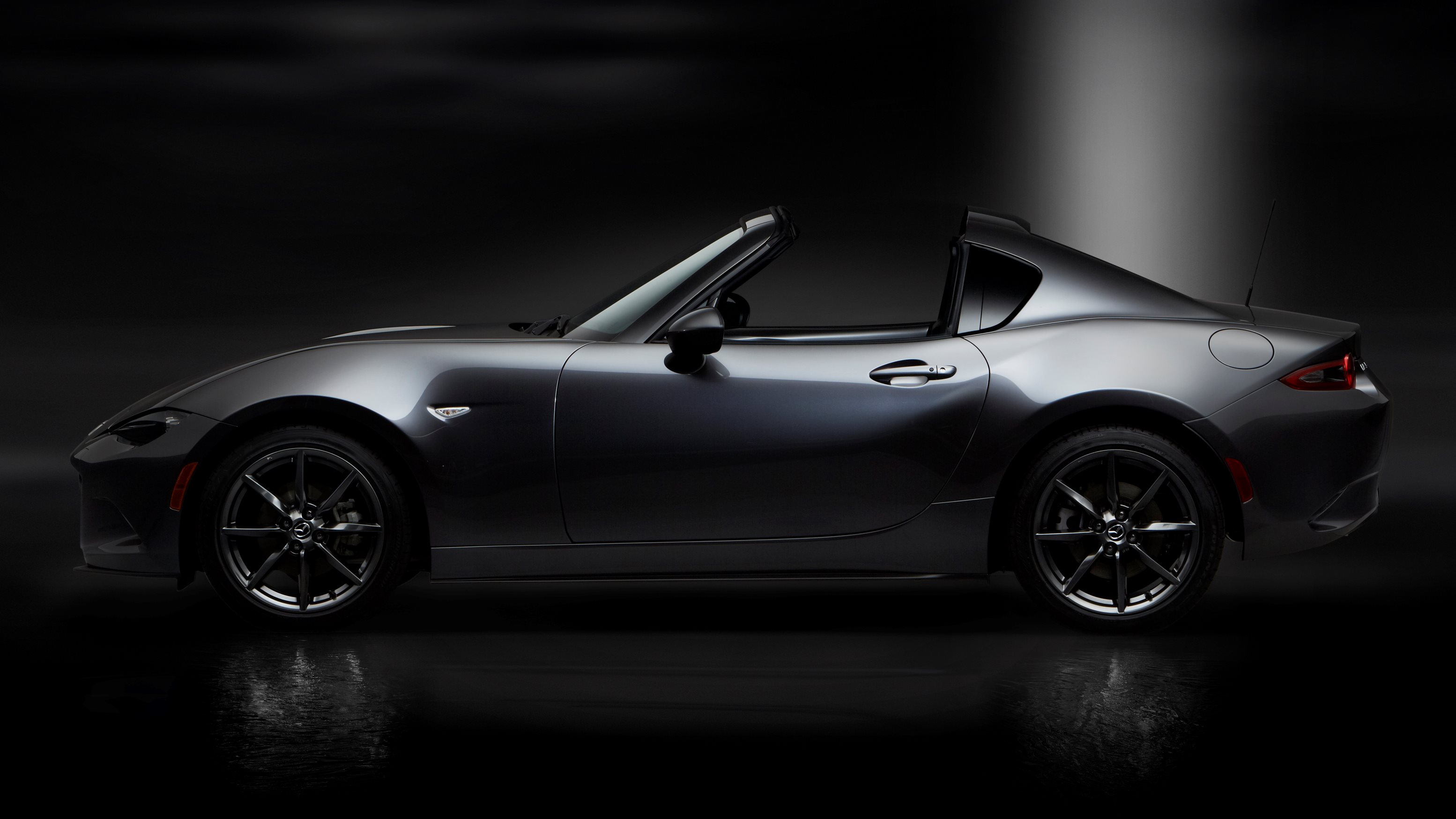 Mazda geeft de MX-5 Roadster Coupe een opvolger in de vorm van de MX-5 RF met fastback design.