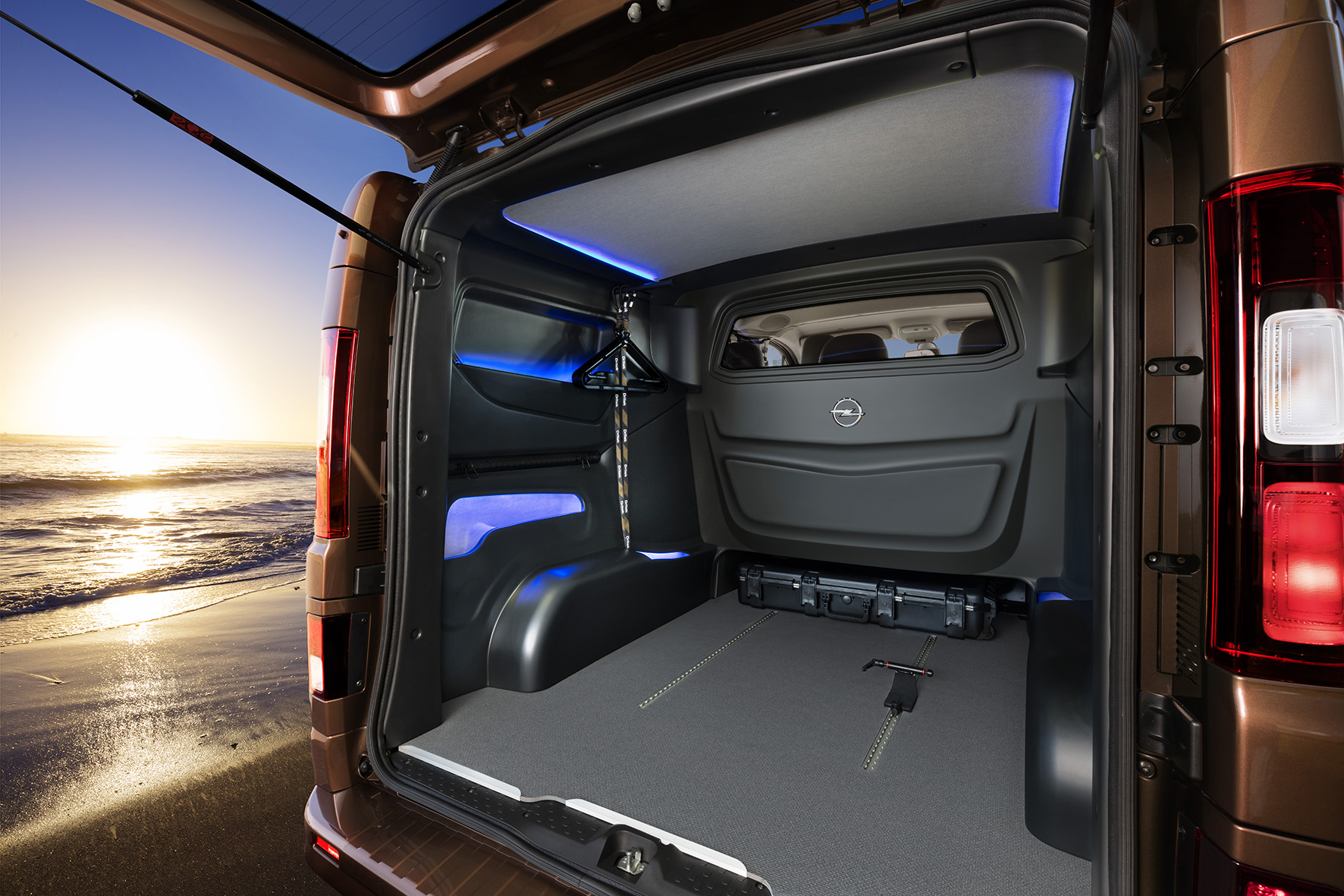 Lekker vrijbuiten met de Opel Vivaro Surf Concept. De bedrijfswagen staat compleet uitgerust op de IAA Frankfurt.