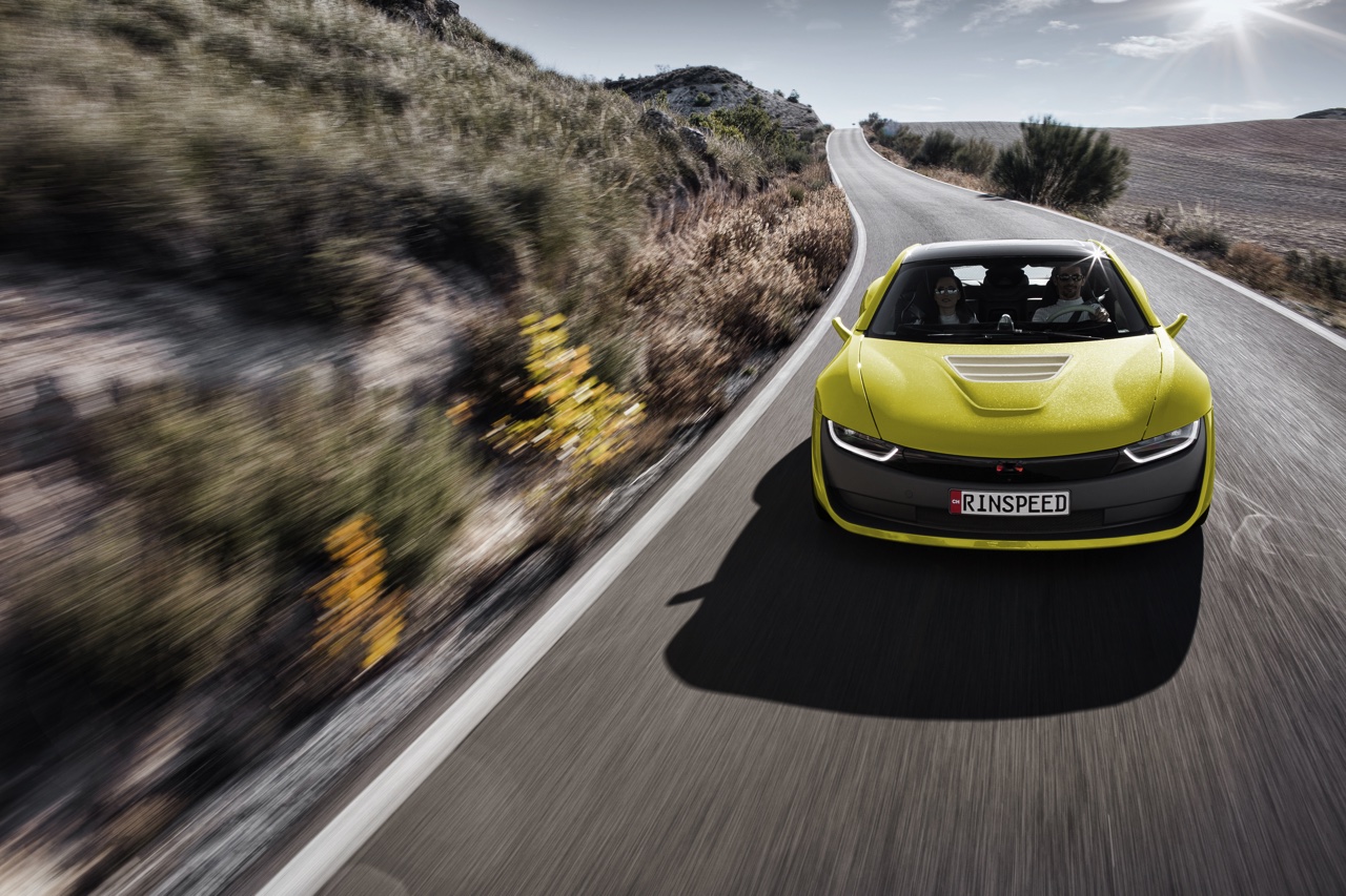 De Rinspeed Etos is een zelfrijdende concept auto die wordt gepresenteerd op CES Las Vegas. Hij heeft een Nederlands tintje dankzij een glow-in-the-dark interieur van Stahl.