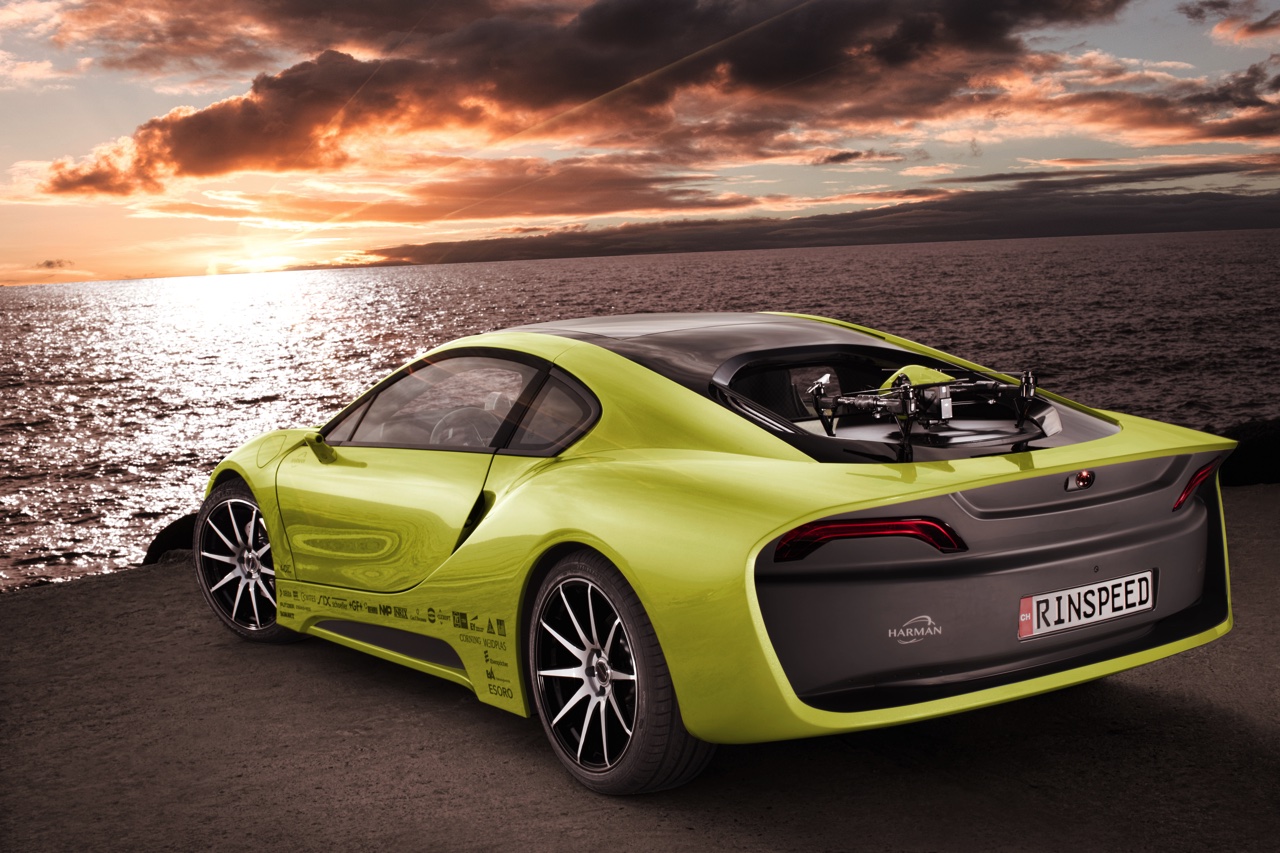 De Rinspeed Etos is een zelfrijdende concept auto die wordt gepresenteerd op CES Las Vegas. Hij heeft een Nederlands tintje dankzij een glow-in-the-dark interieur van Stahl.