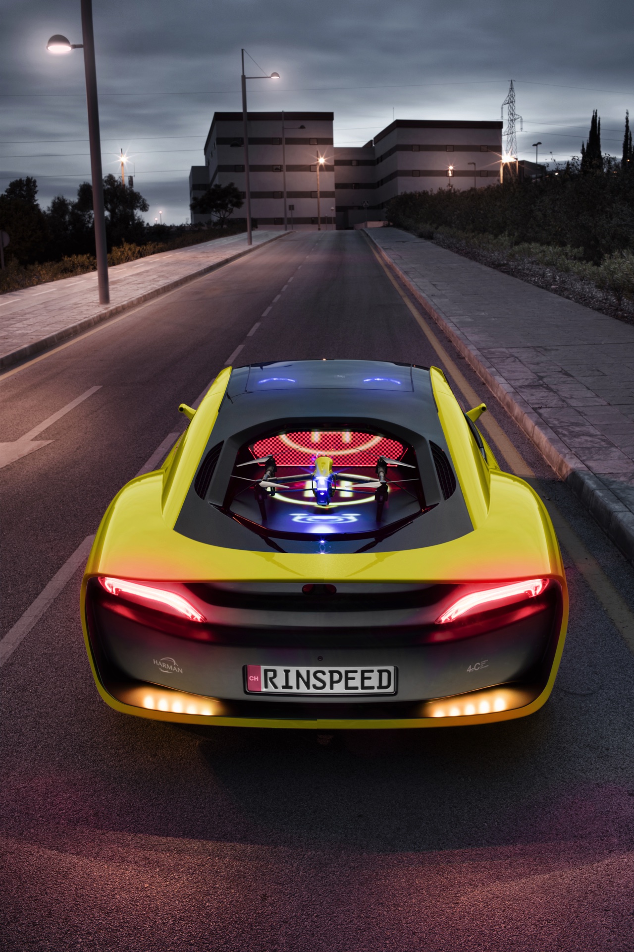 De Rinspeed Etos is een zelfrijdende concept auto die wordt gepresenteerd op CES Las Vegas. Hij heeft een Nederlands tintje dankzij een glow-in-the-dark interieur van Stahl.