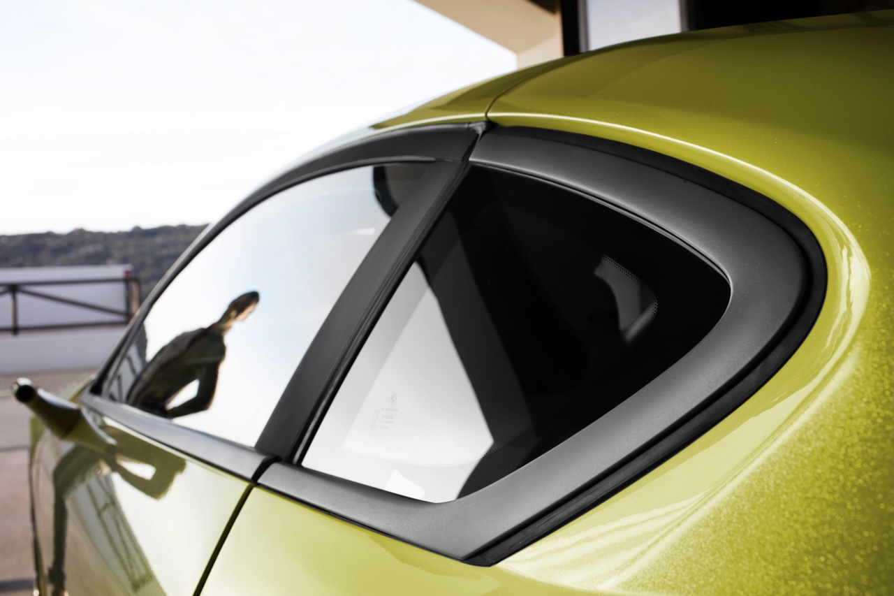 De Rinspeed Etos is een zelfrijdende concept auto die wordt gepresenteerd op CES Las Vegas. Hij heeft een Nederlands tintje dankzij een glow-in-the-dark interieur van Stahl.