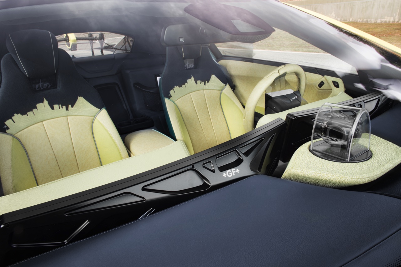 De Rinspeed Etos is een zelfrijdende concept auto die wordt gepresenteerd op CES Las Vegas. Hij heeft een Nederlands tintje dankzij een glow-in-the-dark interieur van Stahl.