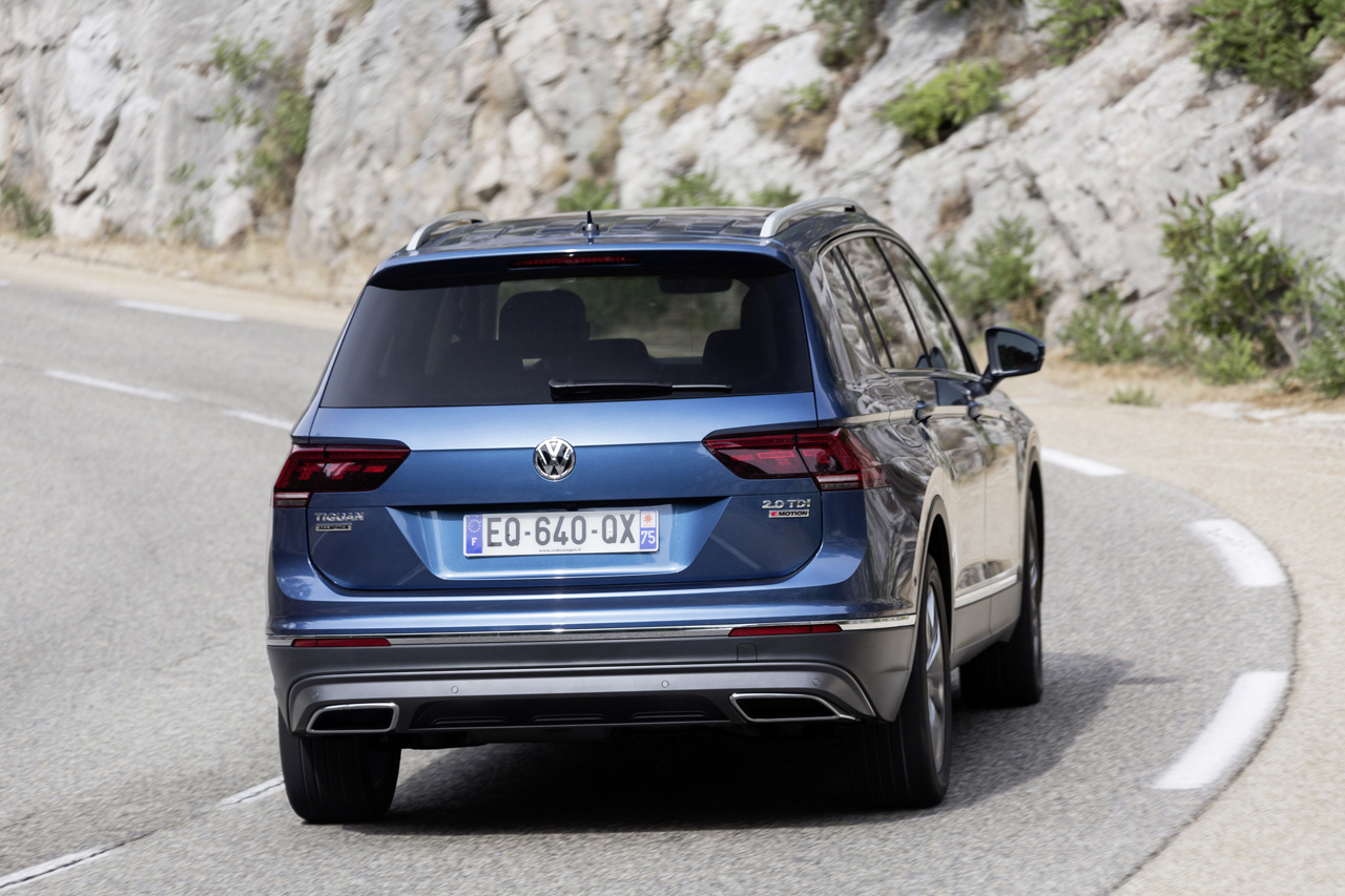Nog voordat de auto in de showroom staat wordt de Volkswagen Tiguan Allspace al uitgebreid met de 2 liter TSI motoren.