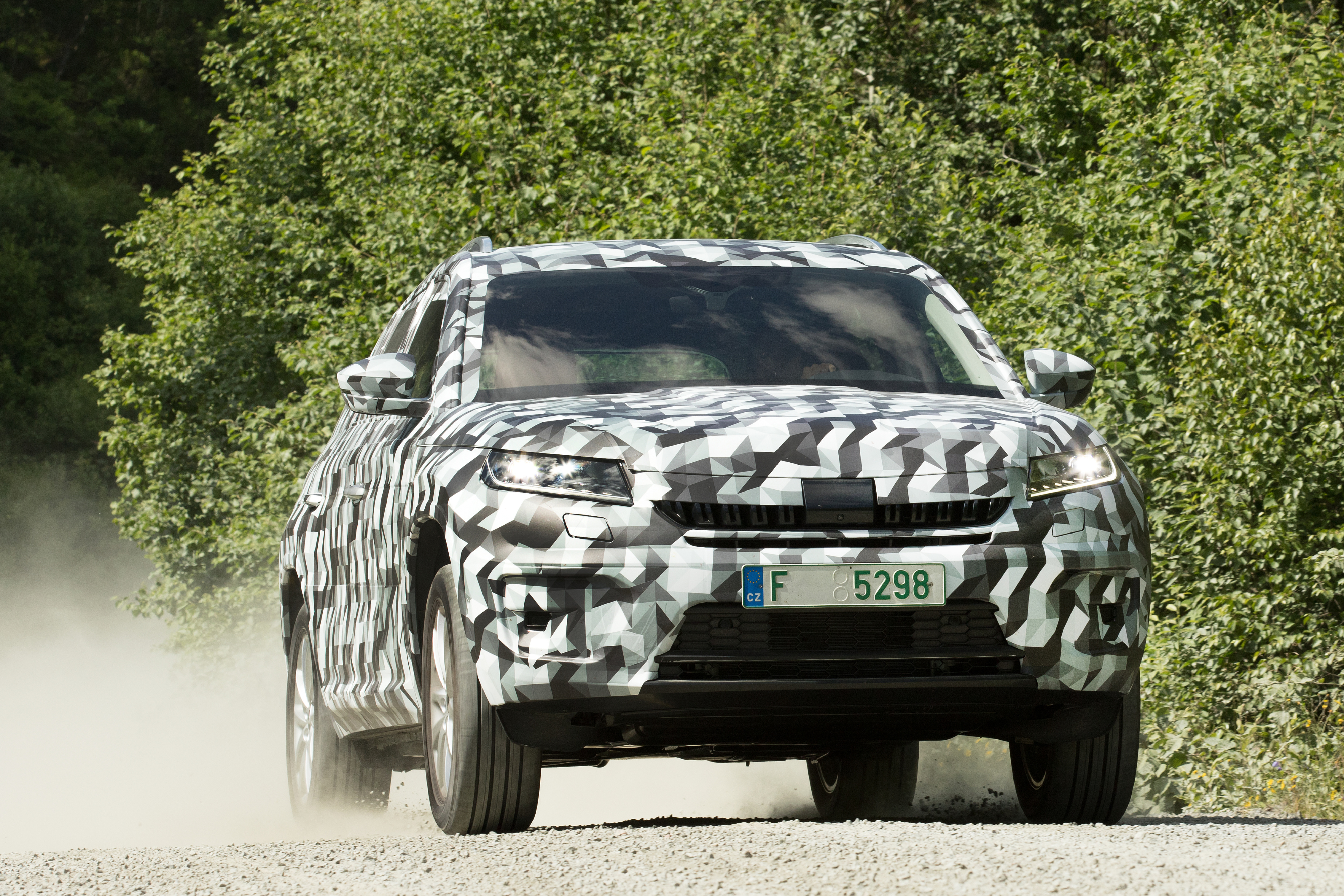 De Skoda Kodiaq SUV komt begin 2017 op de markt en dit zijn de eerste rijbeelden. We weten nu ook welke motoren en welke luxe de zevenzitter te bieden heeft.