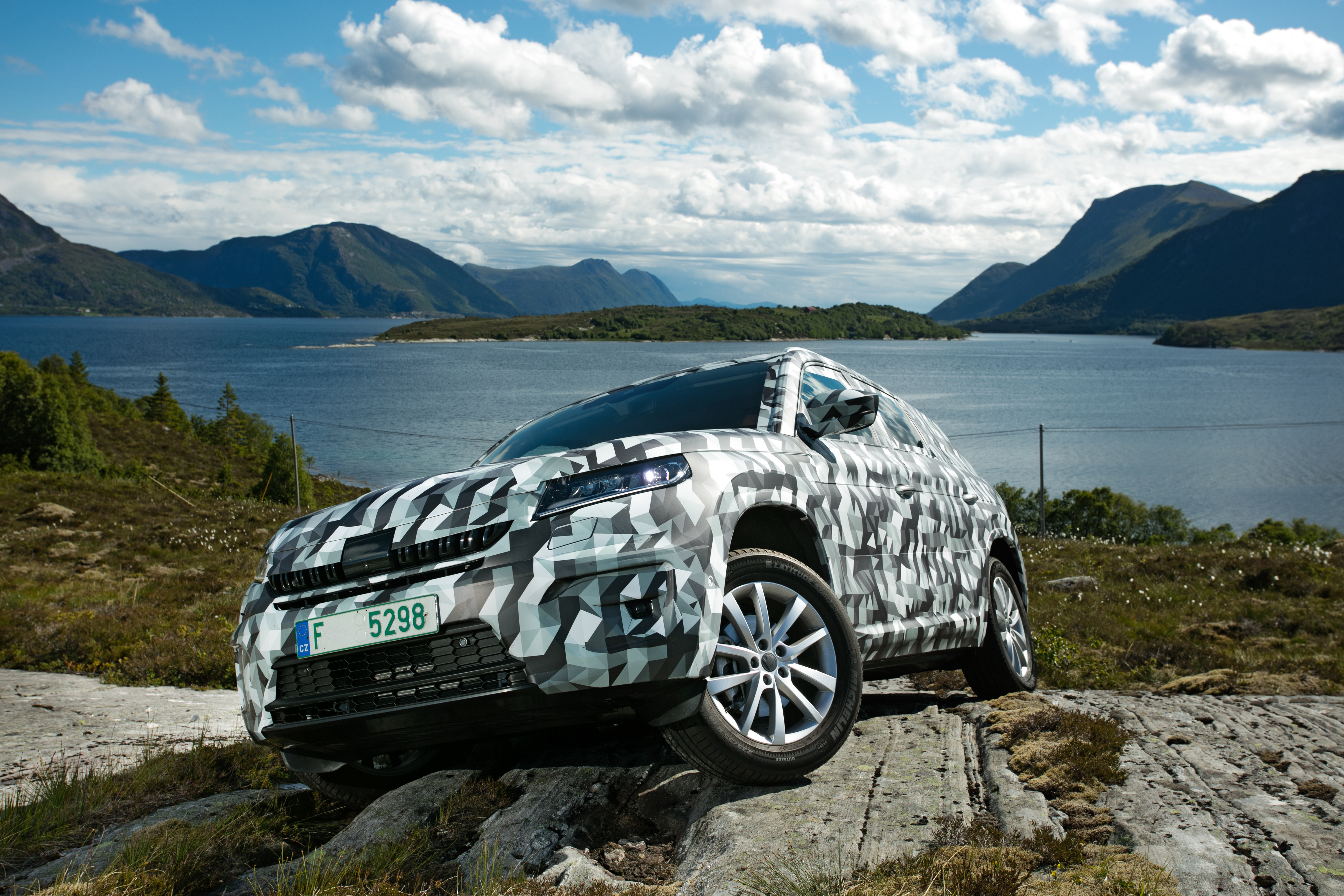 De Skoda Kodiaq SUV komt begin 2017 op de markt en dit zijn de eerste rijbeelden. We weten nu ook welke motoren en welke luxe de zevenzitter te bieden heeft.