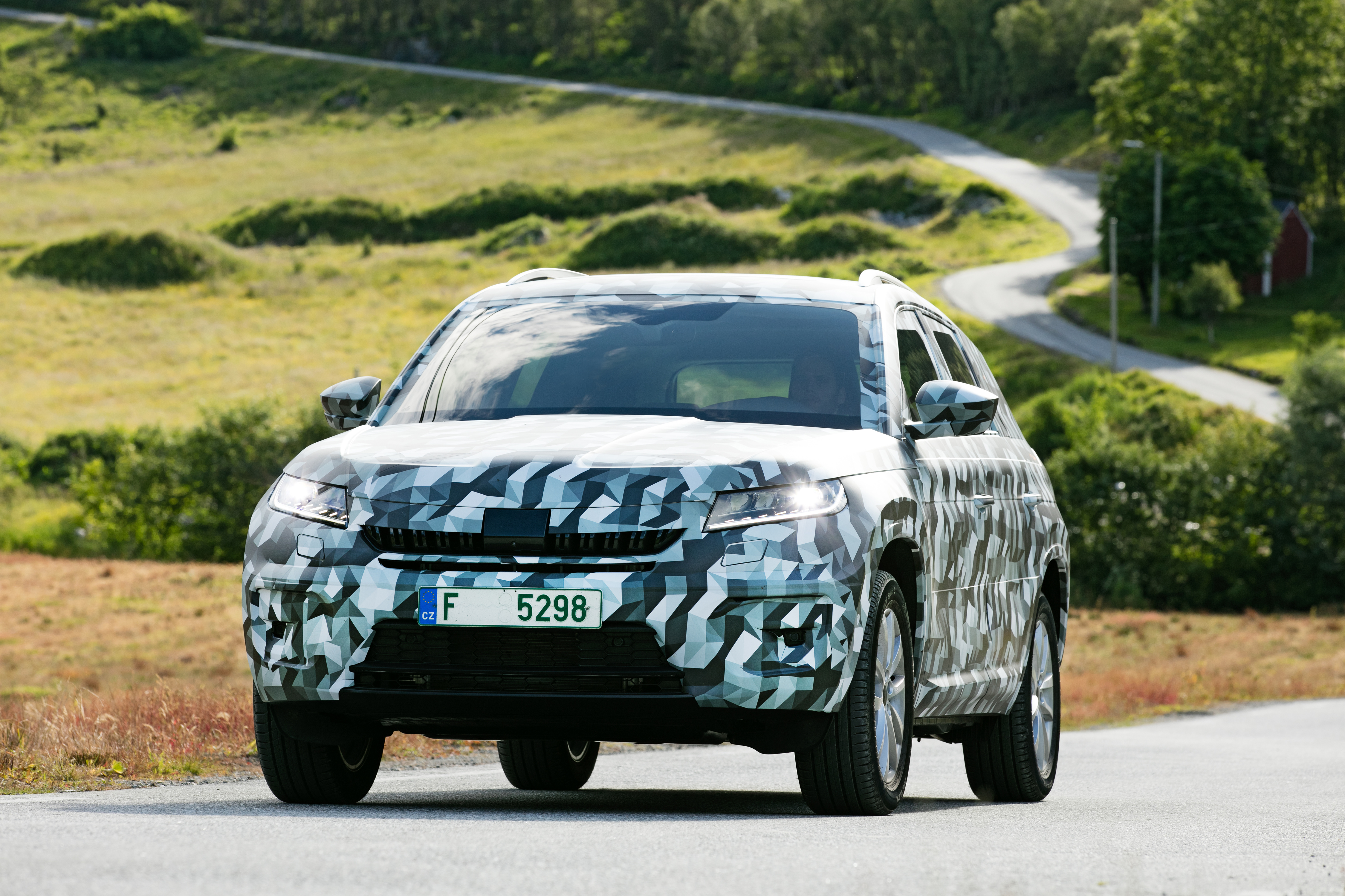 De Skoda Kodiaq SUV komt begin 2017 op de markt en dit zijn de eerste rijbeelden. We weten nu ook welke motoren en welke luxe de zevenzitter te bieden heeft.