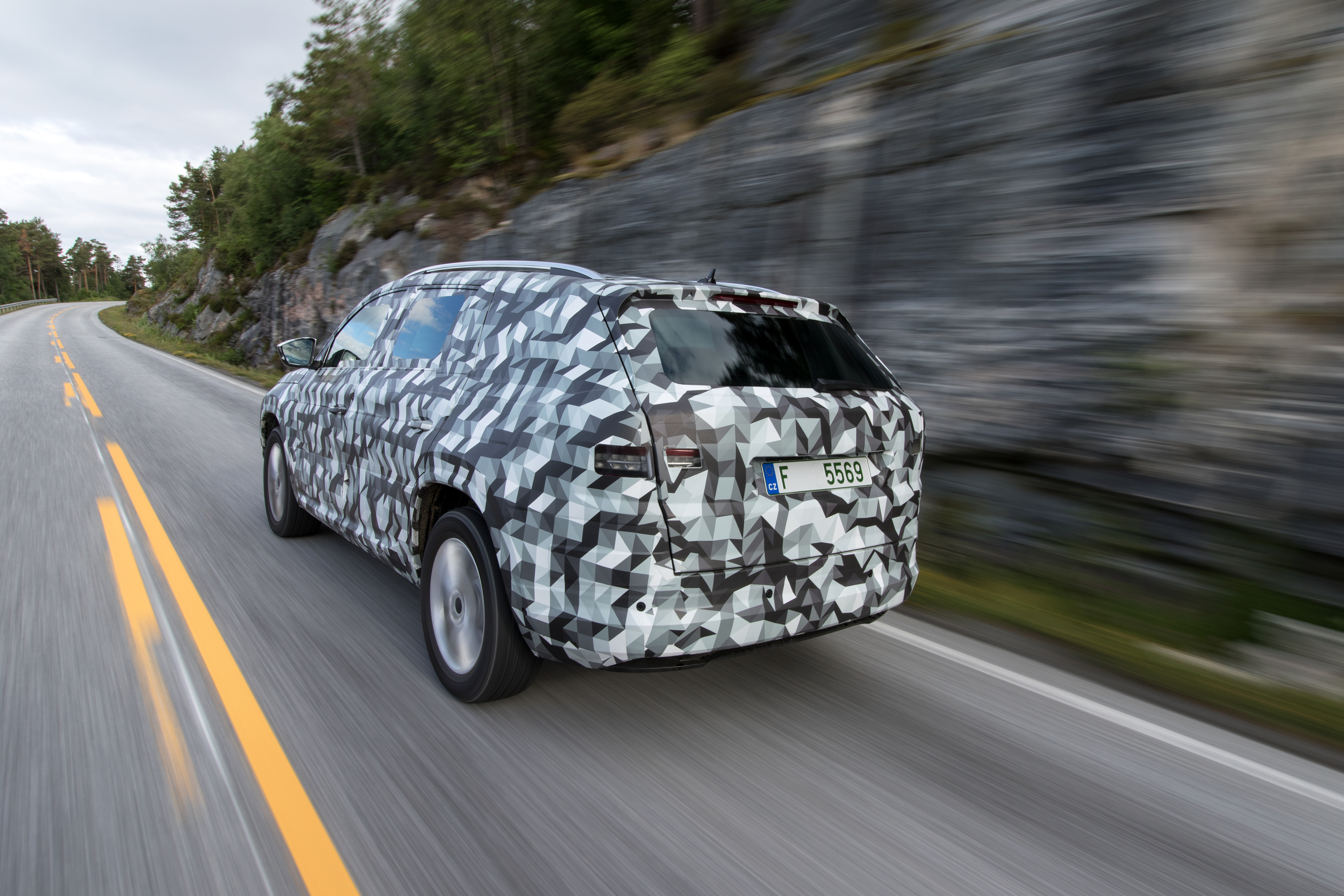 De Skoda Kodiaq SUV komt begin 2017 op de markt en dit zijn de eerste rijbeelden. We weten nu ook welke motoren en welke luxe de zevenzitter te bieden heeft.