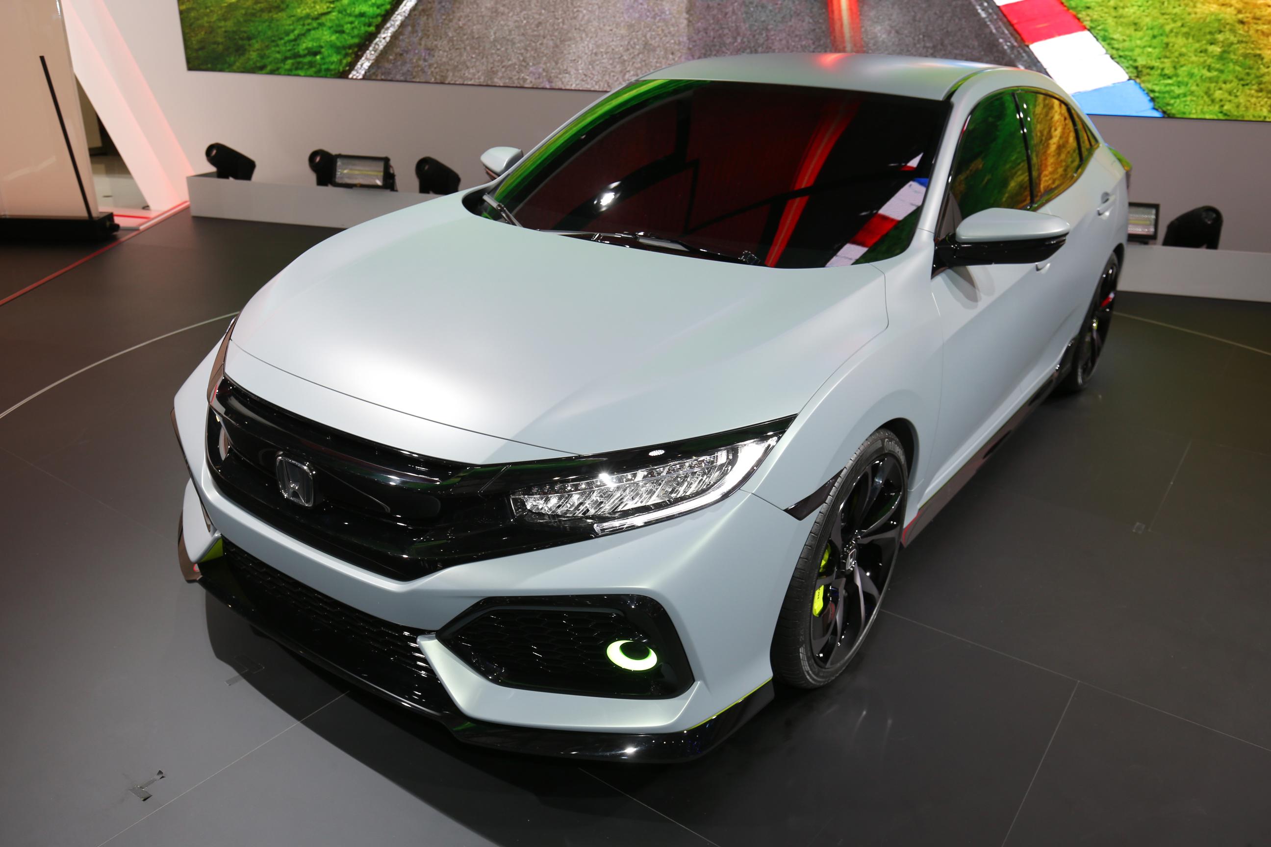 Honda onhult de Civic van 2017 als studiemodel en voorziet deze van nieuwe 1.0 liter, 1.5 liter en 1.6 liter turbomotoren.