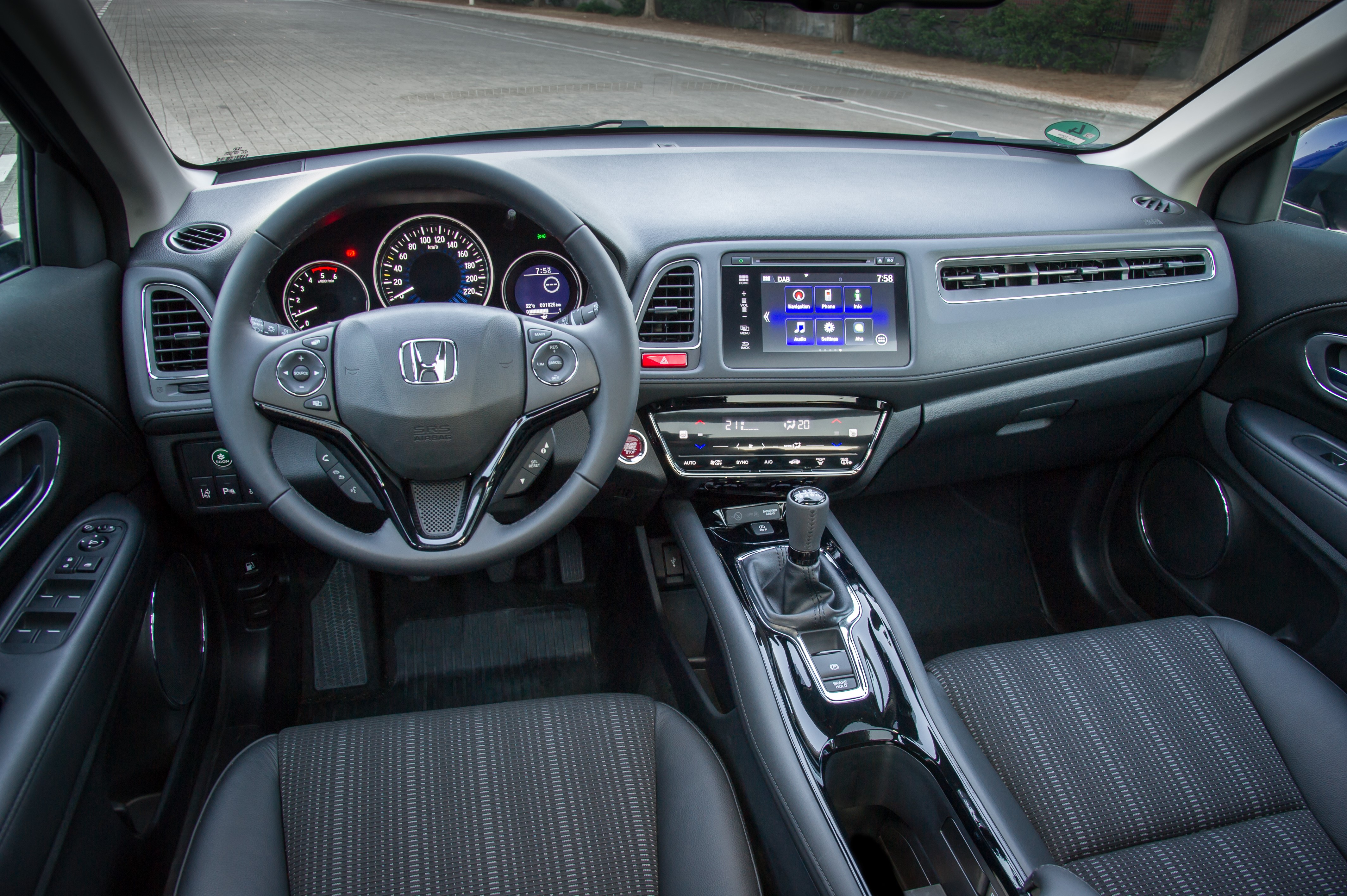 Honda HR-V voor Europa presenteert zich op Autosalon van Genve en komt in de zomer van 2015 op de markt met i-VTEC en i-DTEC motoren.