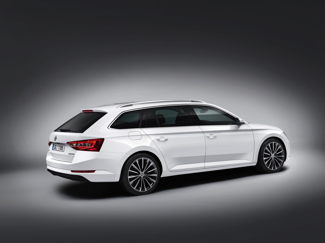Nieuwe Skoda Superb Combi laat zich zien met 1950 liter bagageruimte, voorafgaand aan de introductie op de IAA Frankfurt.