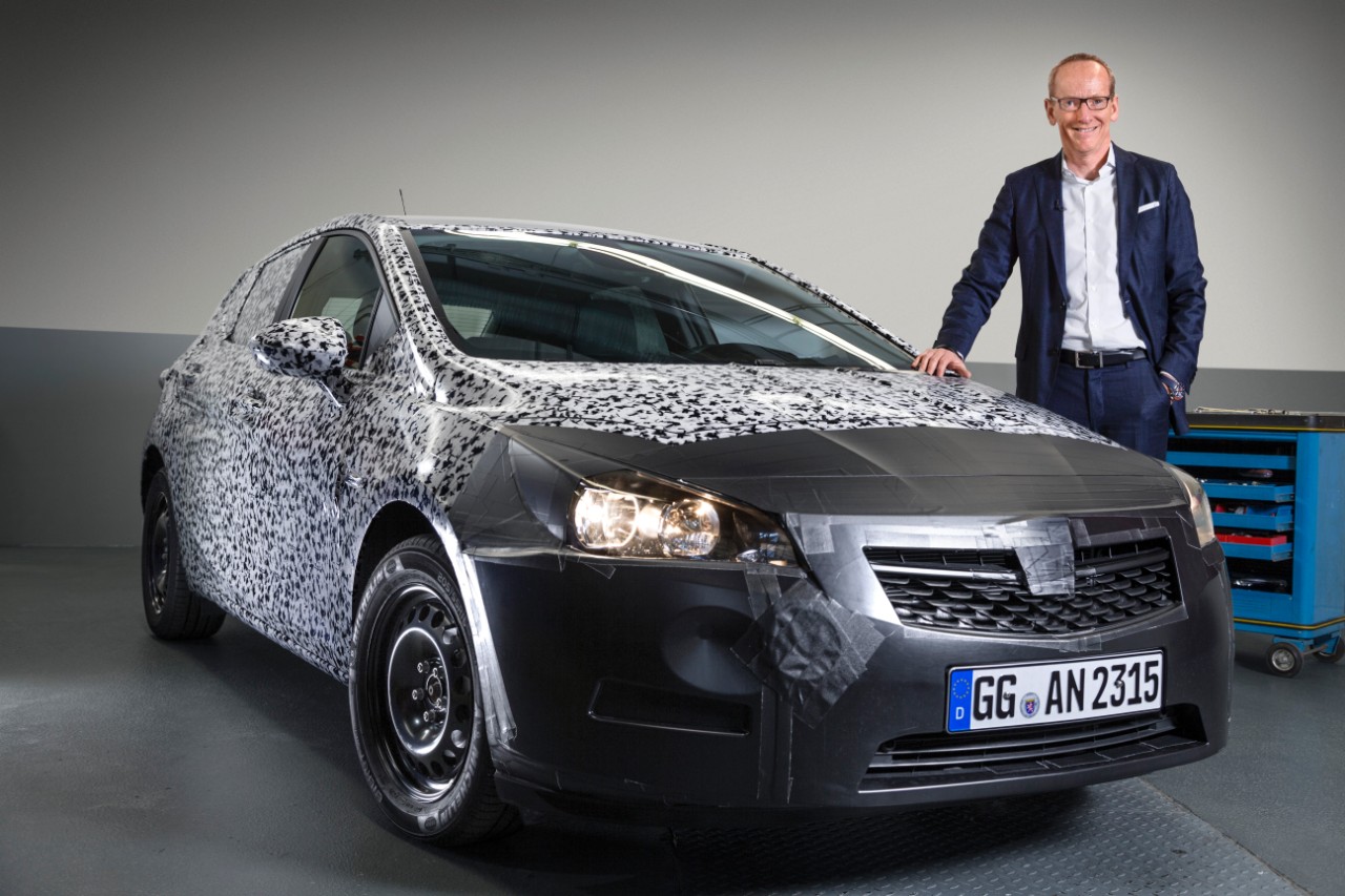 Nieuwe Opel Astra, de vijfde generatie, wordt op de IAA Frankfurt 2015 in september onthuld. De nieuwe Astra wordt fors lichter en flink zuiniger dan zijn voorganger.