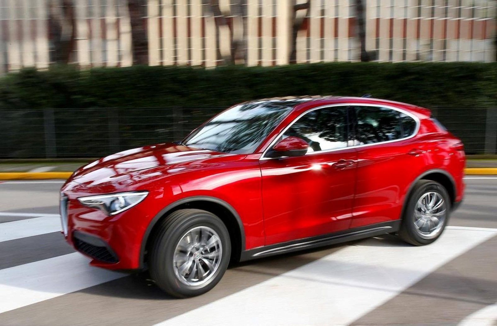 De Alfa Romeo Stelvio was alleen nog in de sportieve Quadriofoglio-uitvoering gepresenteerd, maar nu is er ook beeld van de standaardversie.