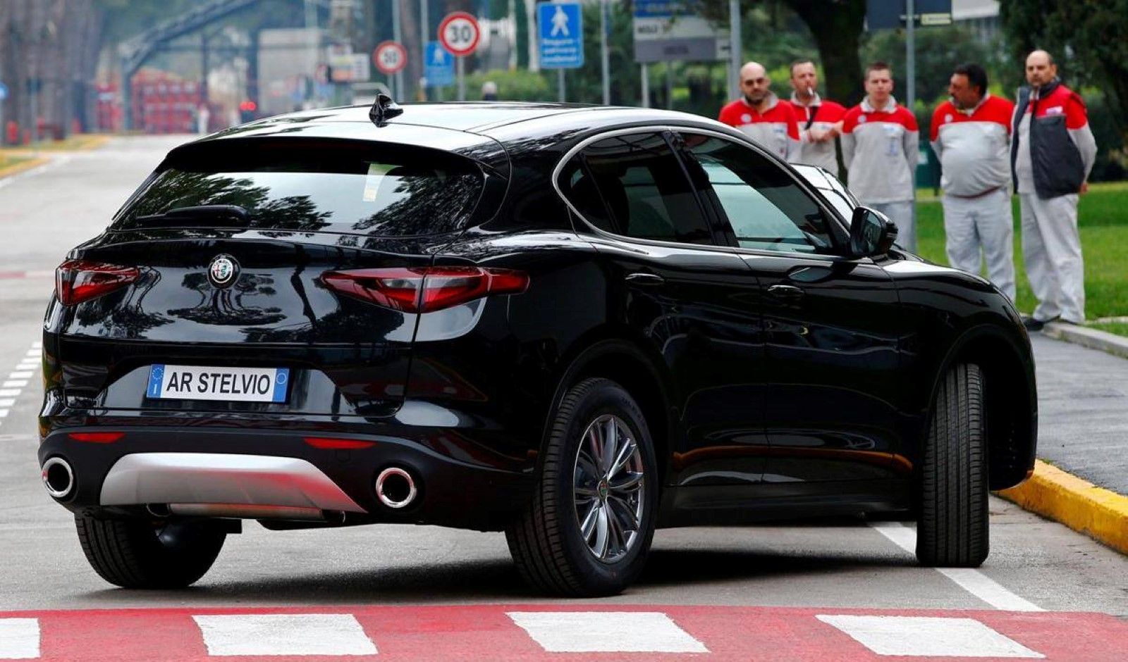 De Alfa Romeo Stelvio was alleen nog in de sportieve Quadriofoglio-uitvoering gepresenteerd, maar nu is er ook beeld van de standaardversie.