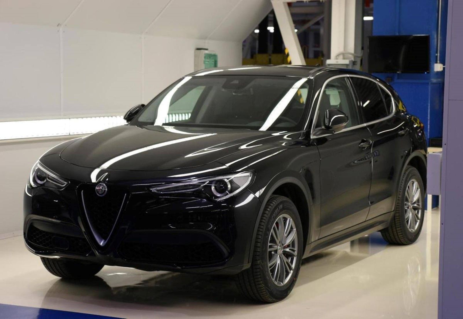 De Alfa Romeo Stelvio was alleen nog in de sportieve Quadriofoglio-uitvoering gepresenteerd, maar nu is er ook beeld van de standaardversie.
