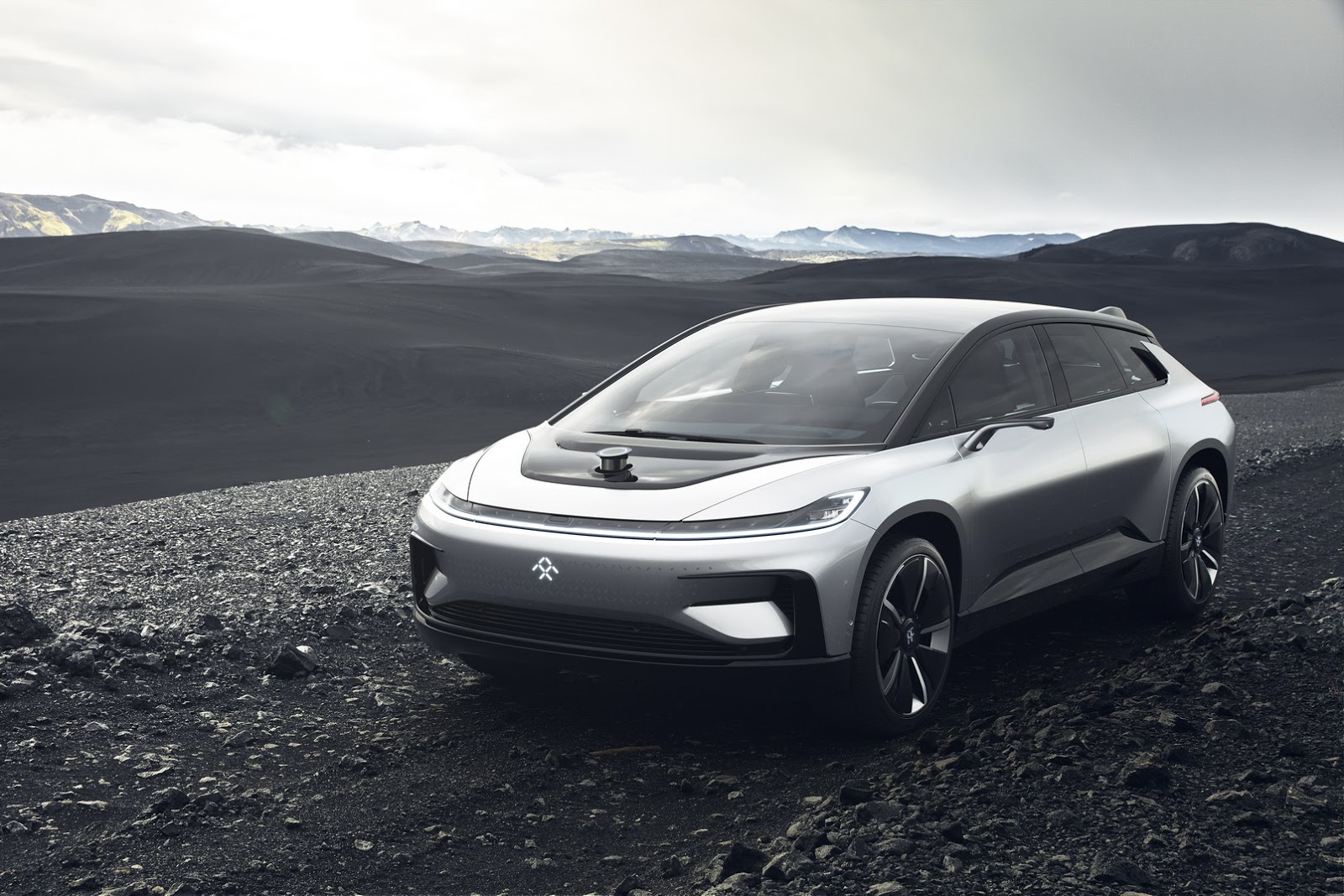 Na een lange teasercampagne en goed gecamoufleerde testexemplaren kunnen we nu dan een blik werpen op Faraday Futures eerste auto: de FF 91. De prestaties zijn indrukwekkend.