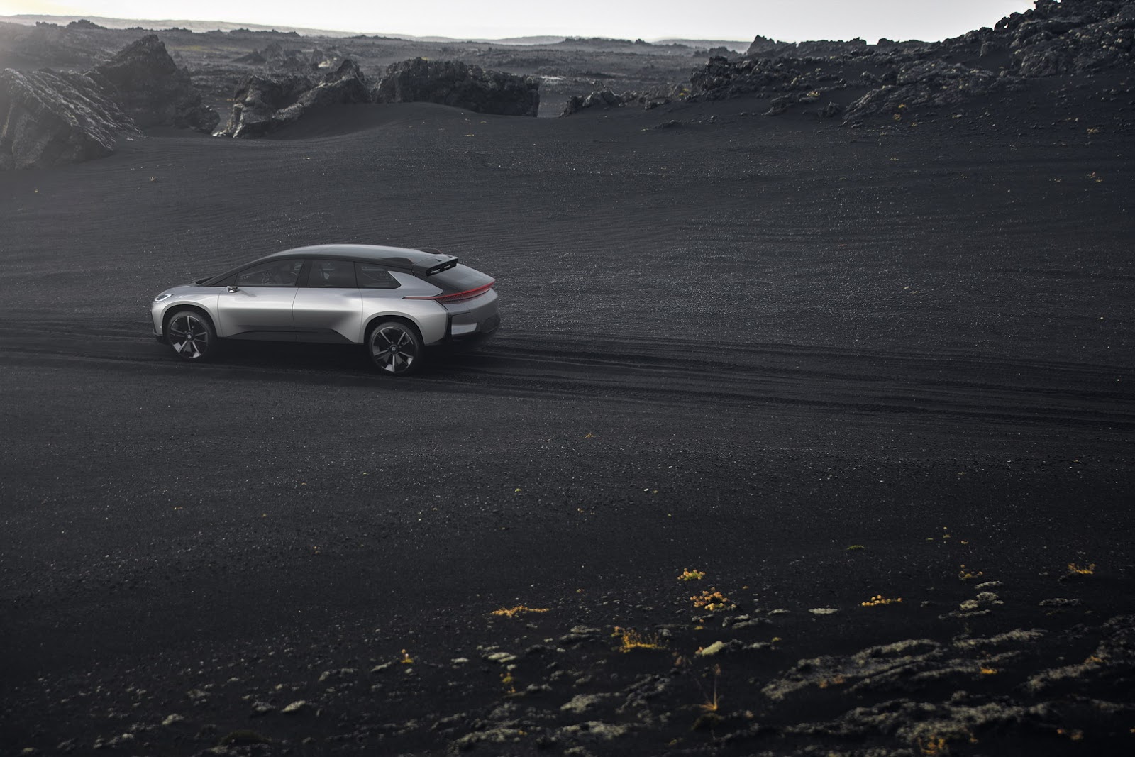 Na een lange teasercampagne en goed gecamoufleerde testexemplaren kunnen we nu dan een blik werpen op Faraday Futures eerste auto: de FF 91. De prestaties zijn indrukwekkend.