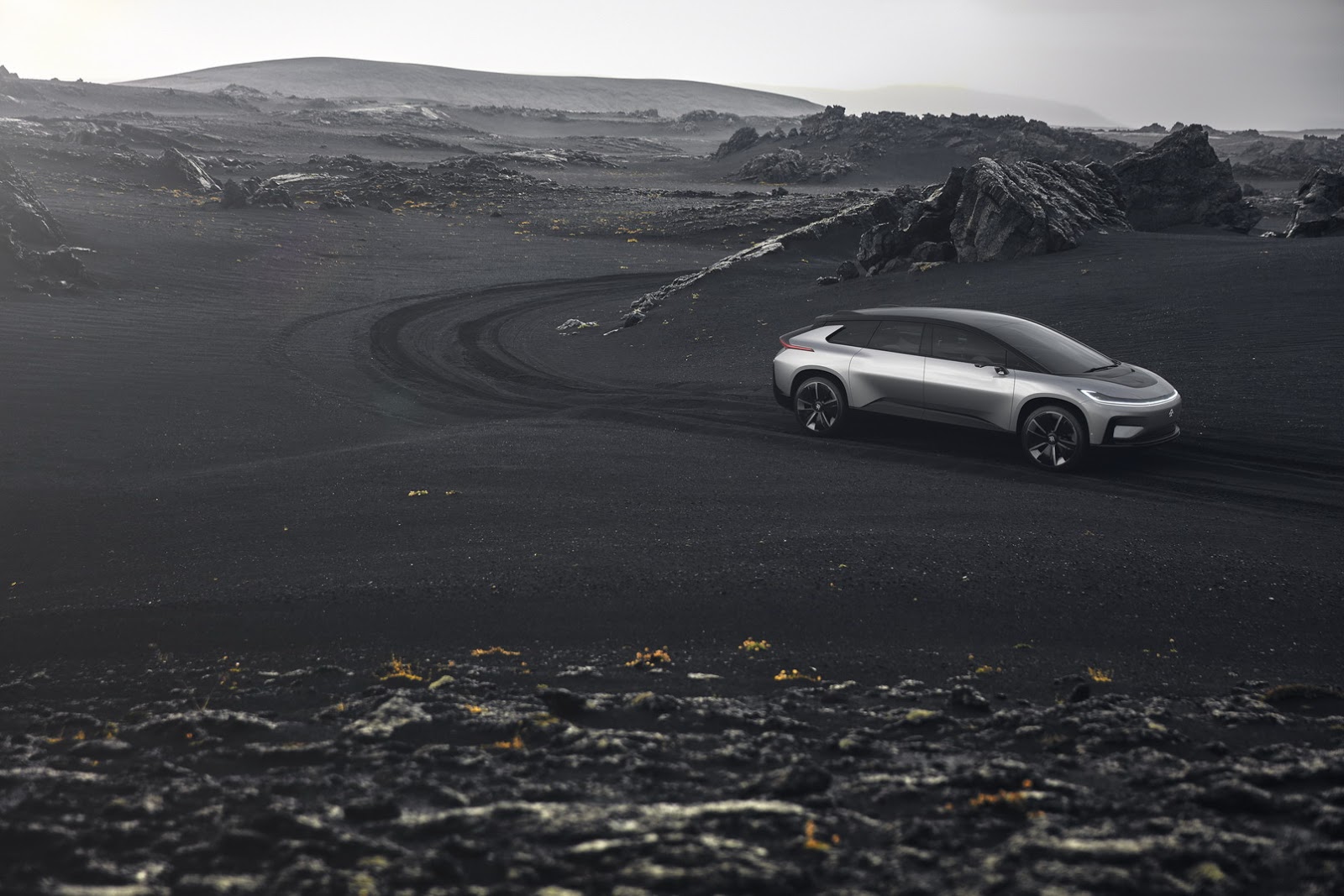 Na een lange teasercampagne en goed gecamoufleerde testexemplaren kunnen we nu dan een blik werpen op Faraday Futures eerste auto: de FF 91. De prestaties zijn indrukwekkend.