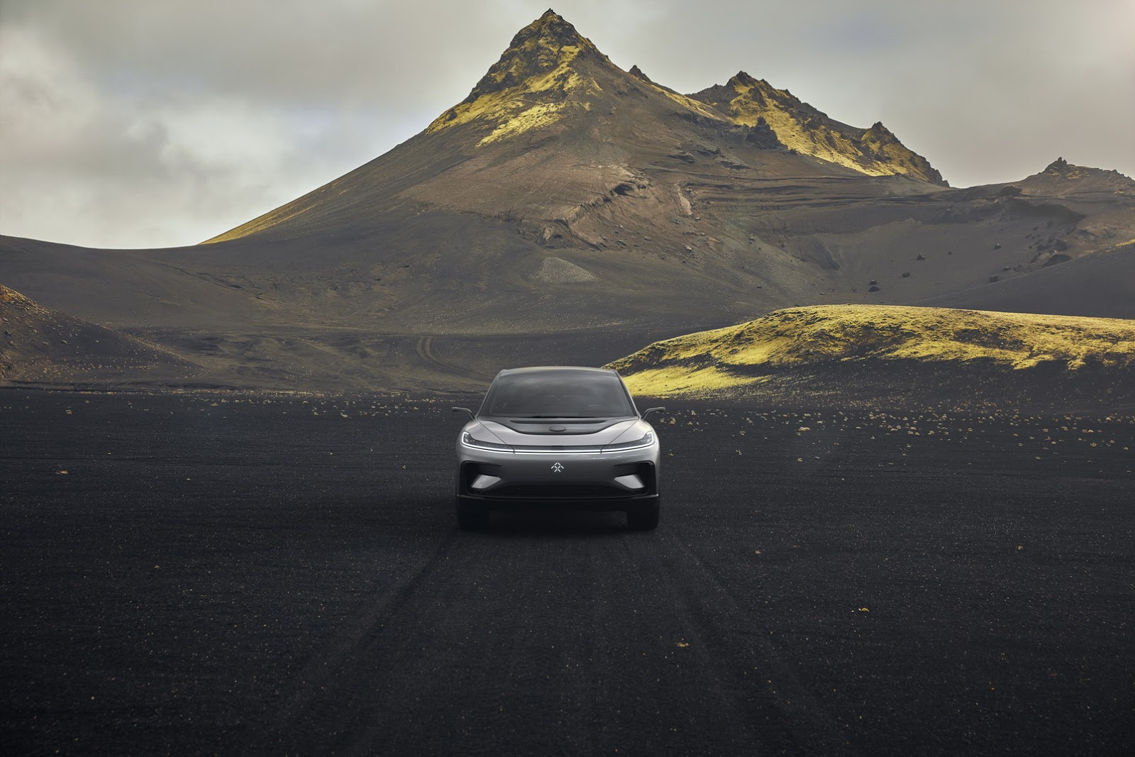 Na een lange teasercampagne en goed gecamoufleerde testexemplaren kunnen we nu dan een blik werpen op Faraday Futures eerste auto: de FF 91. De prestaties zijn indrukwekkend.