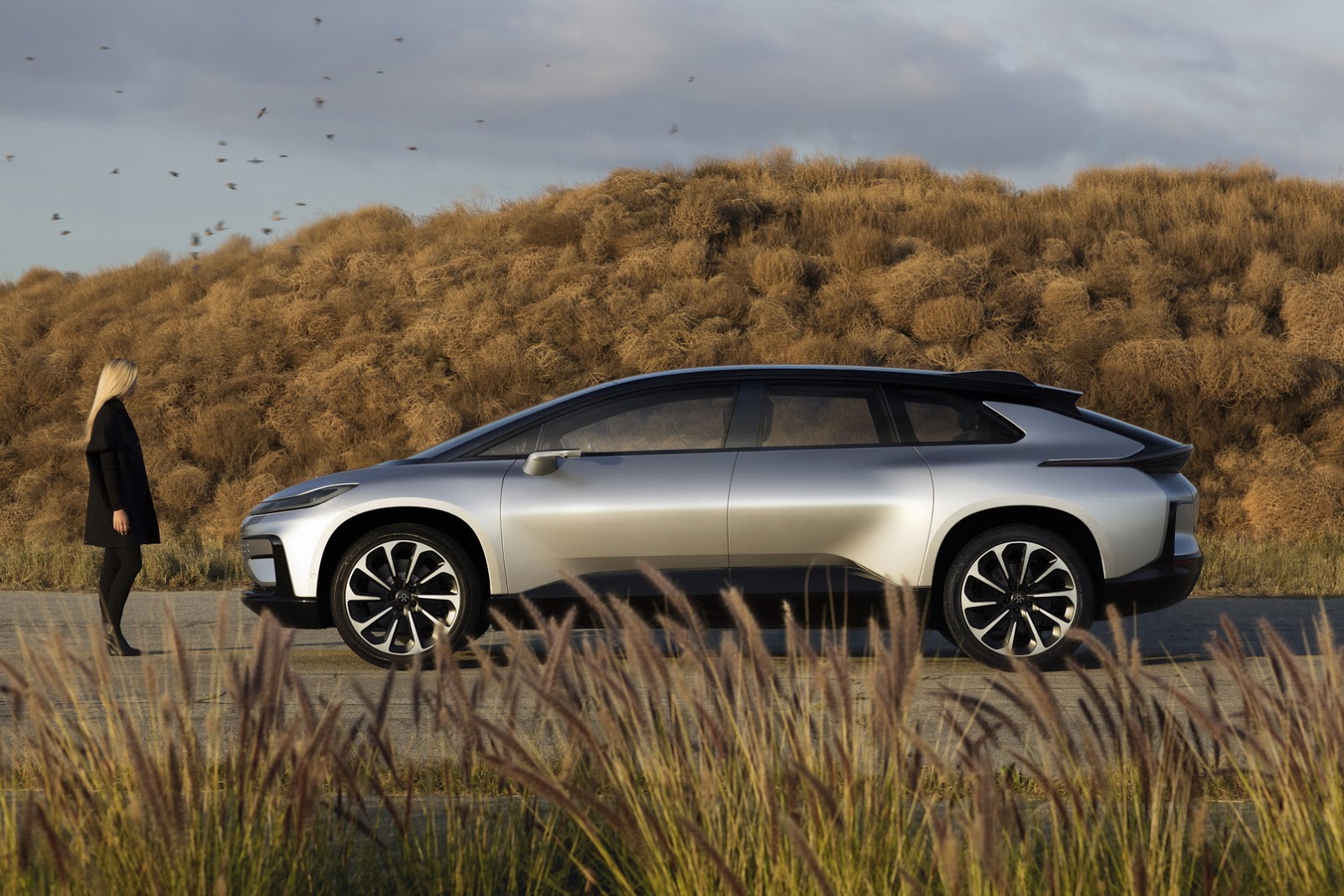Na een lange teasercampagne en goed gecamoufleerde testexemplaren kunnen we nu dan een blik werpen op Faraday Futures eerste auto: de FF 91. De prestaties zijn indrukwekkend.